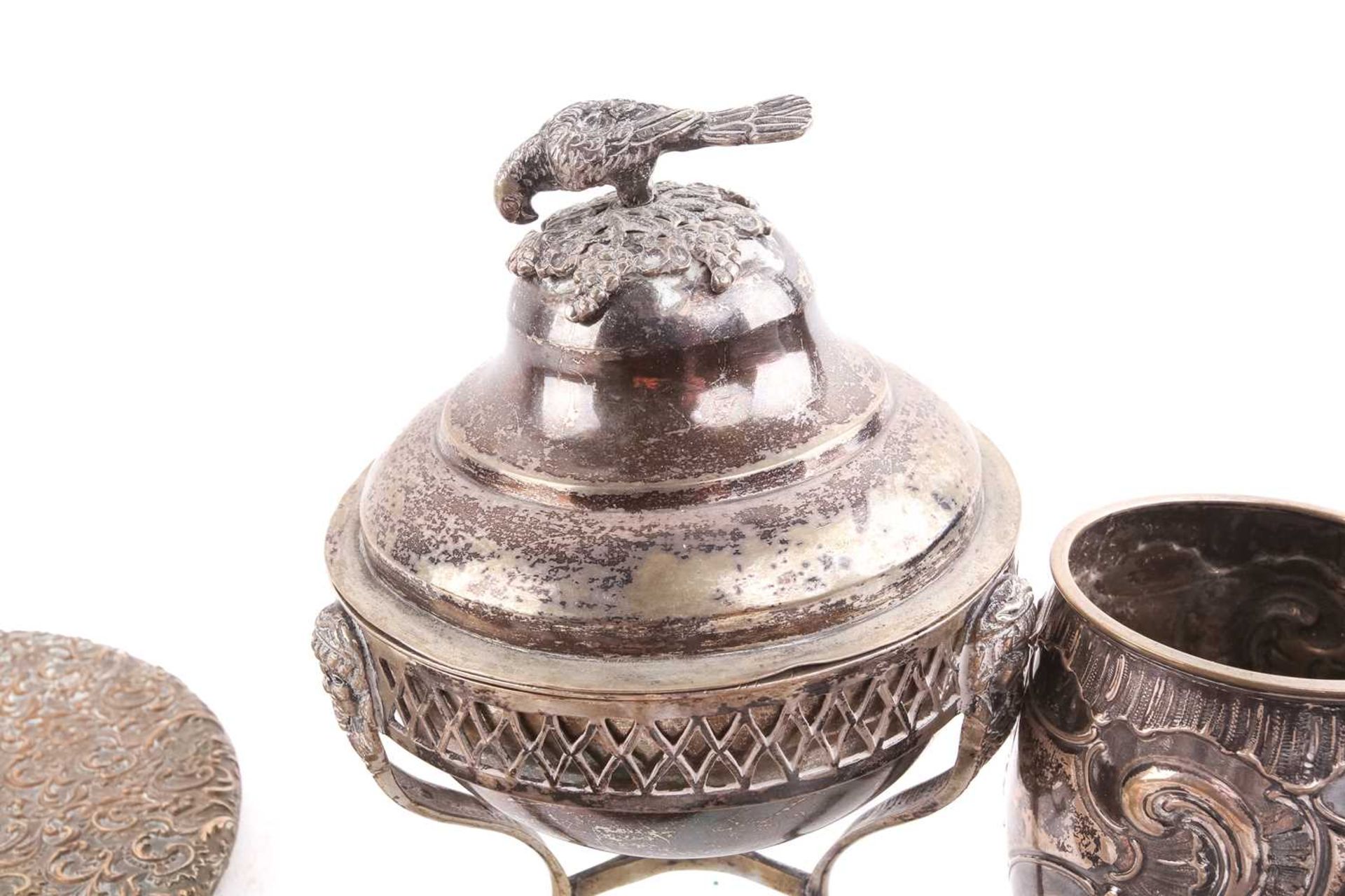 A collection of silver items including a sugar bowl with stand, the cover with a hawk finial, - Bild 9 aus 9
