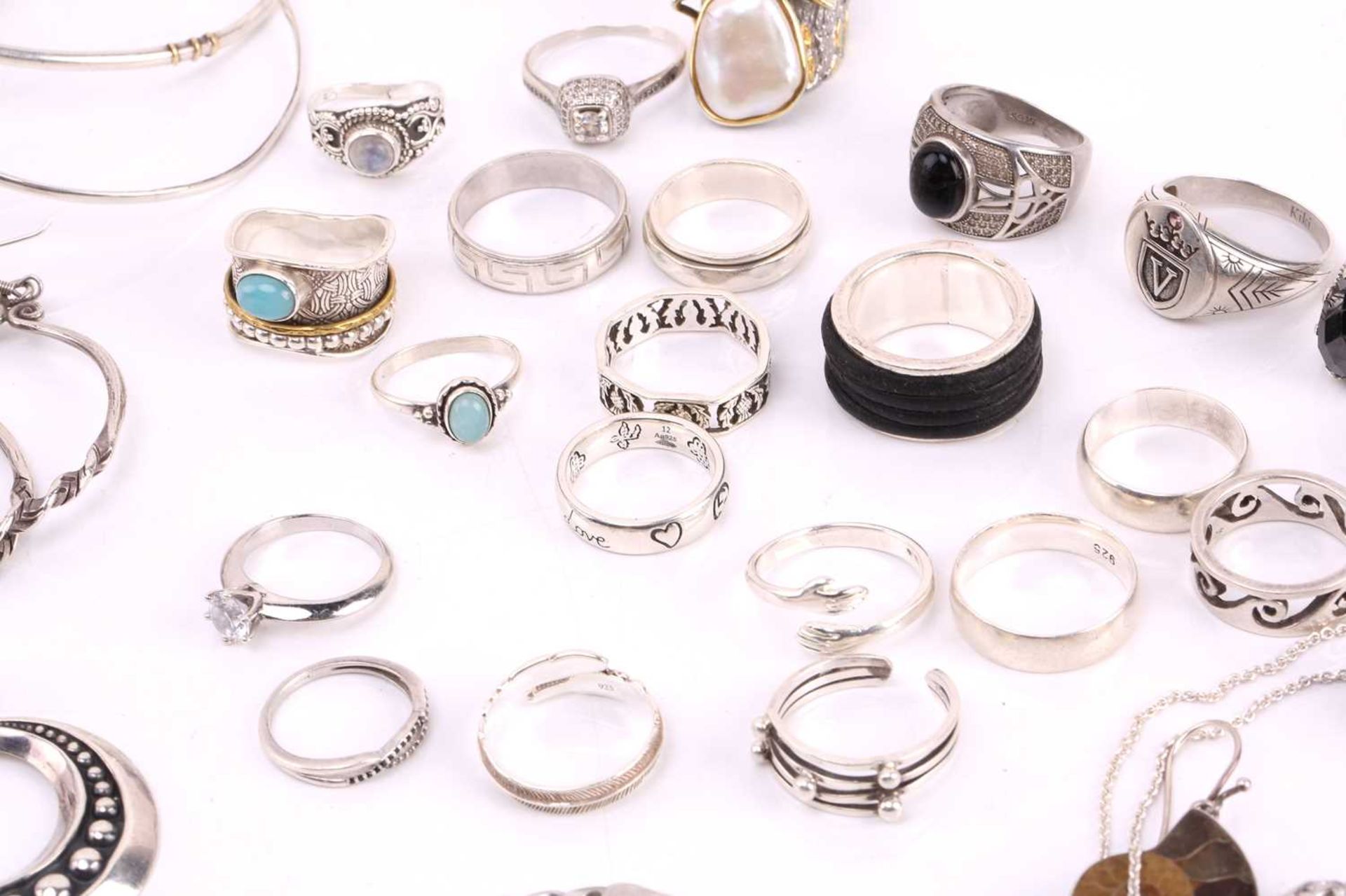 A collection of mixed white metal jewellery, including examples of a silver hinged bracelet, half of - Image 7 of 10
