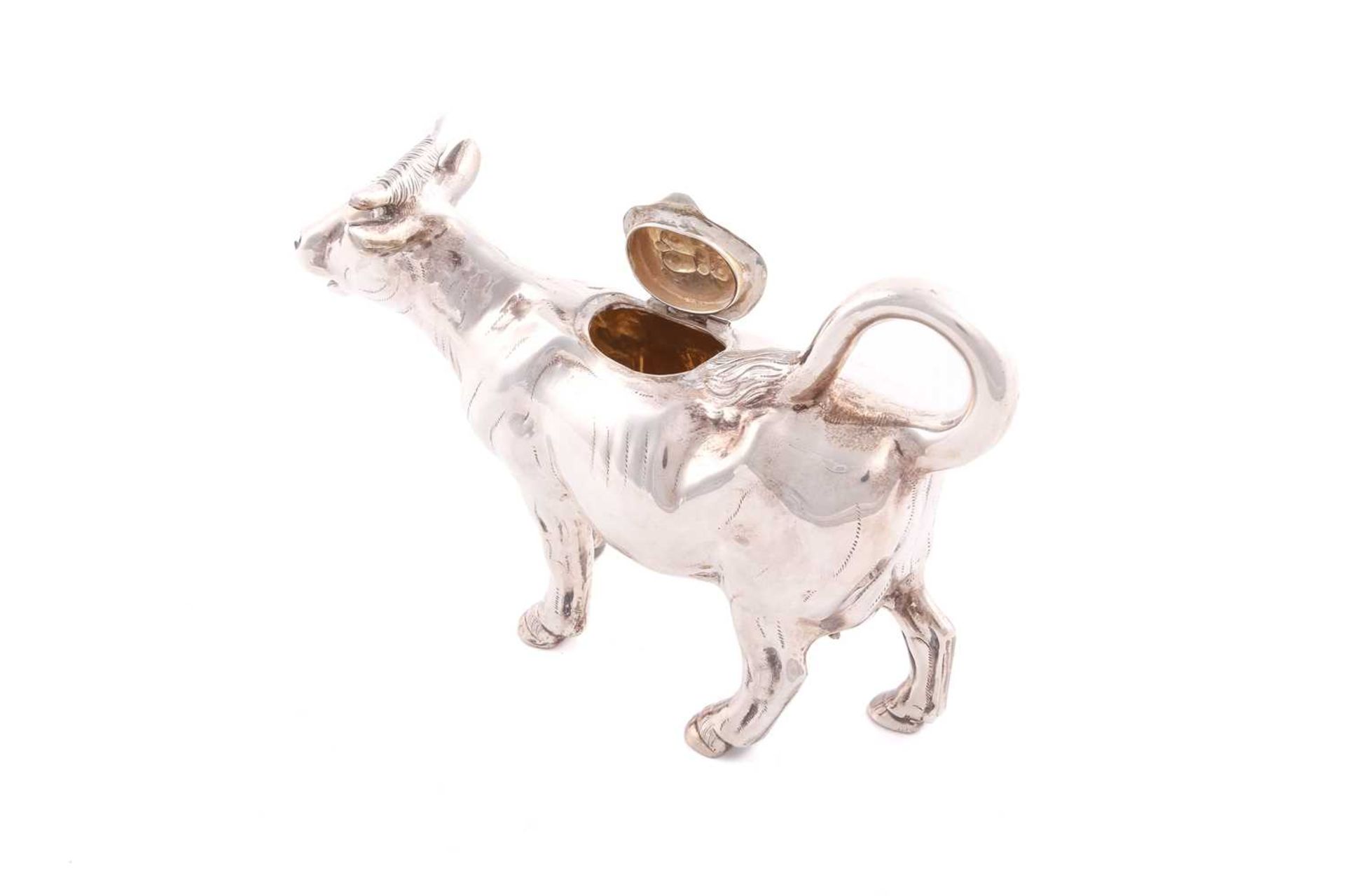 A cow creamer of conventional form, the hinged cover with fly detail and loop form tail forming - Bild 2 aus 5