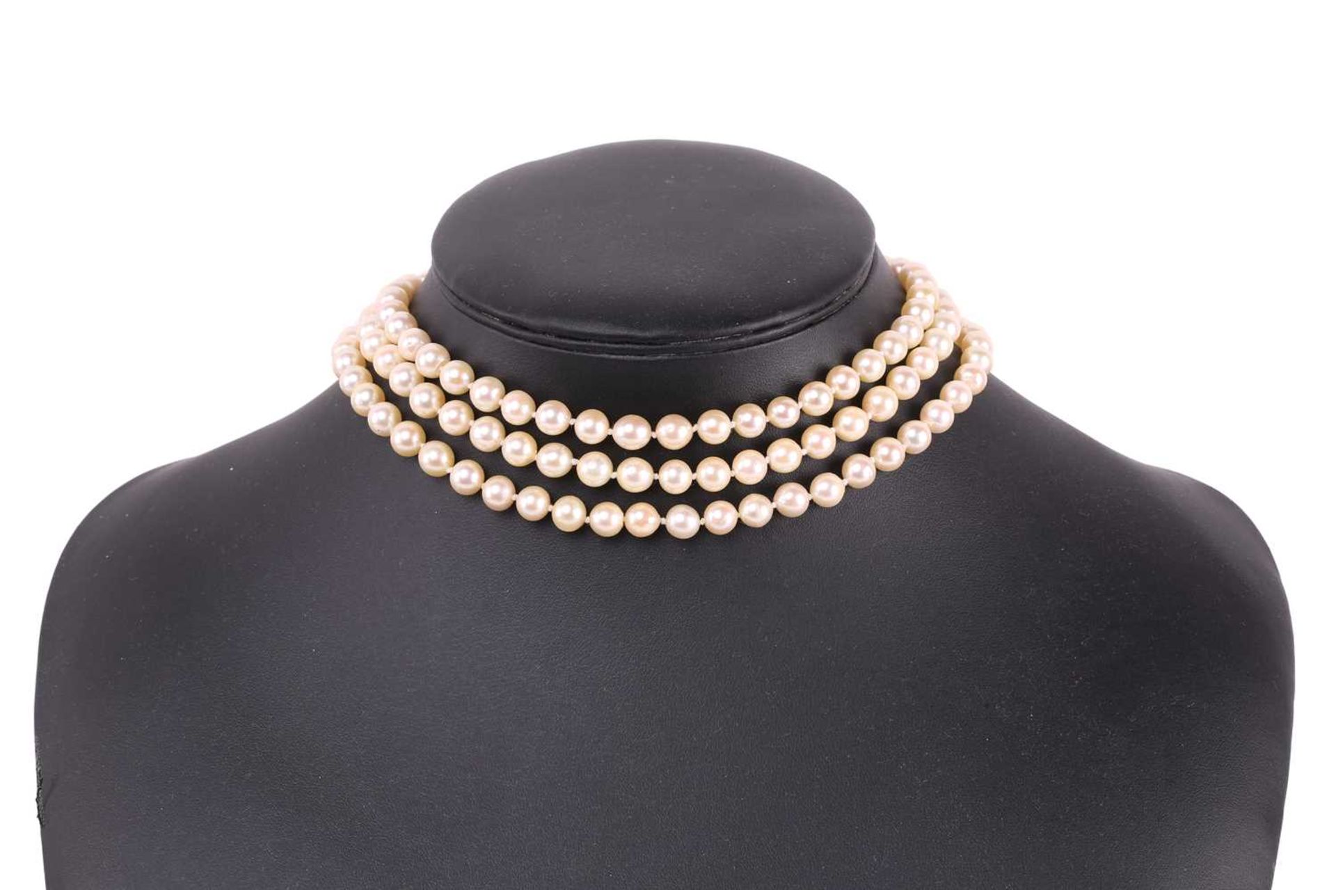 A three string pearl necklace and bracelet suite, the cultured pearls measuring approxmately 7.5mm - Image 3 of 10