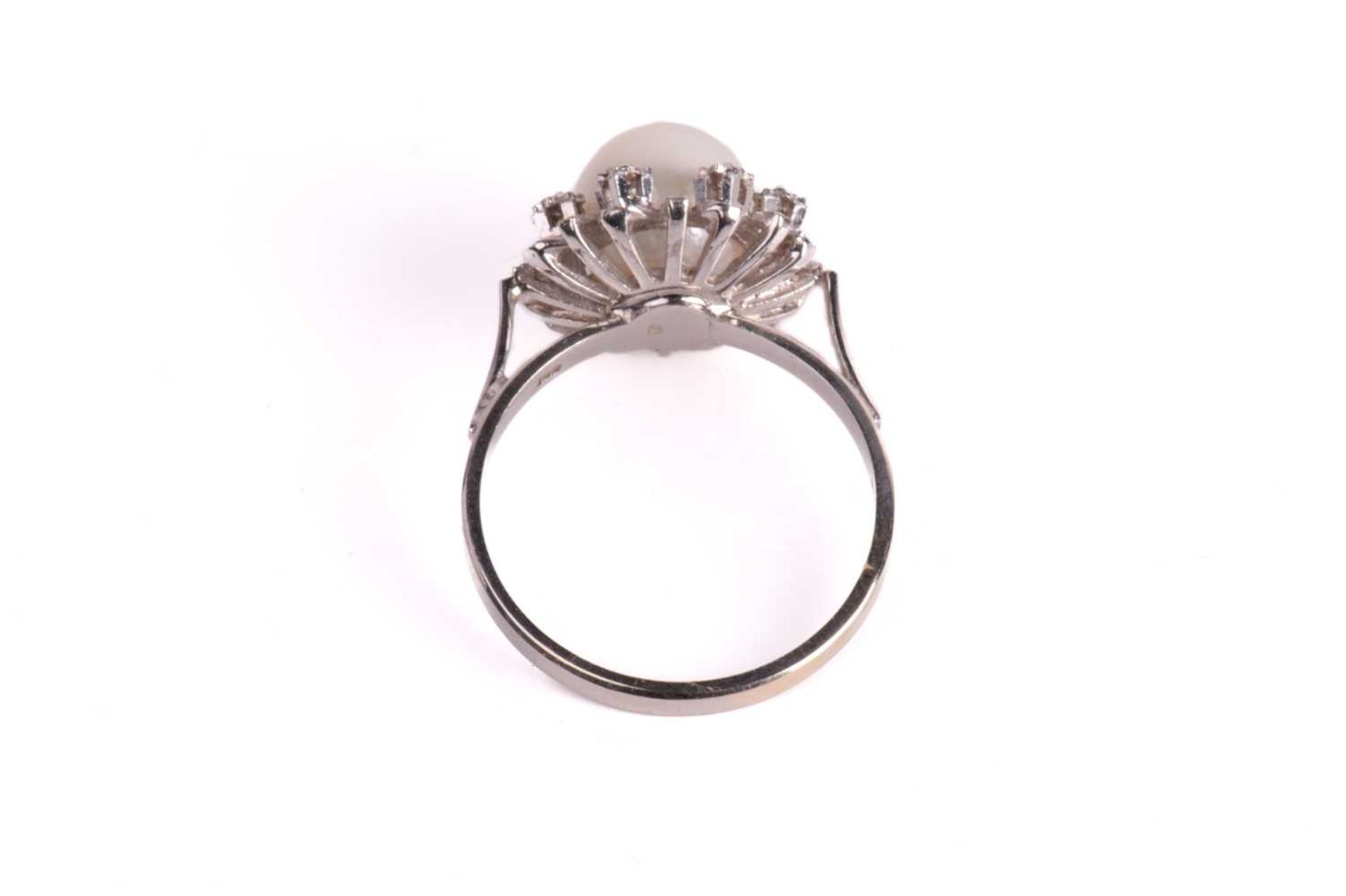 A pearl and diamond dress ring, centred with a round cultured pearl of 8.2 mm, in white colour and - Image 5 of 7