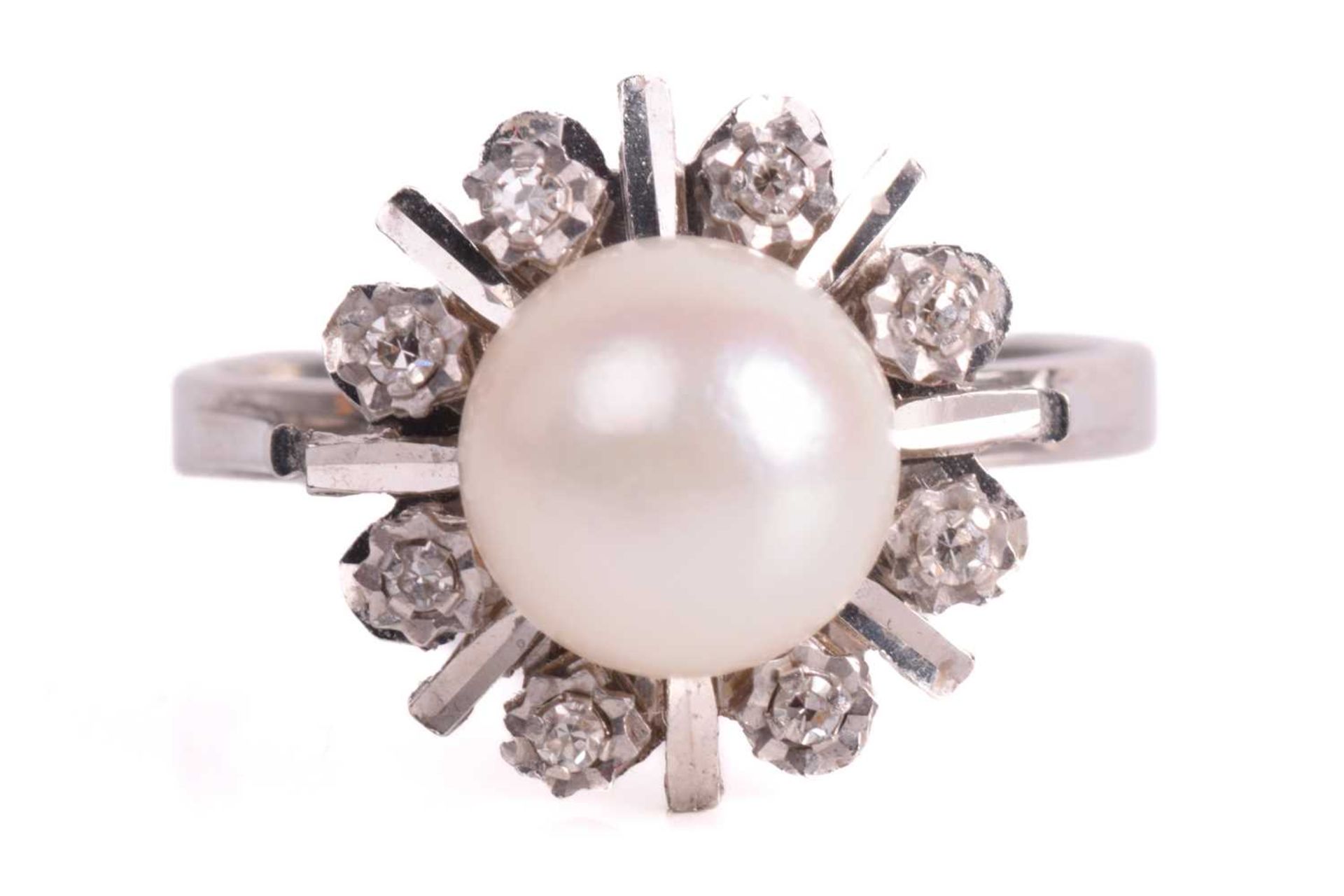 A pearl and diamond dress ring, centred with a round cultured pearl of 8.2 mm, in white colour and - Image 2 of 7