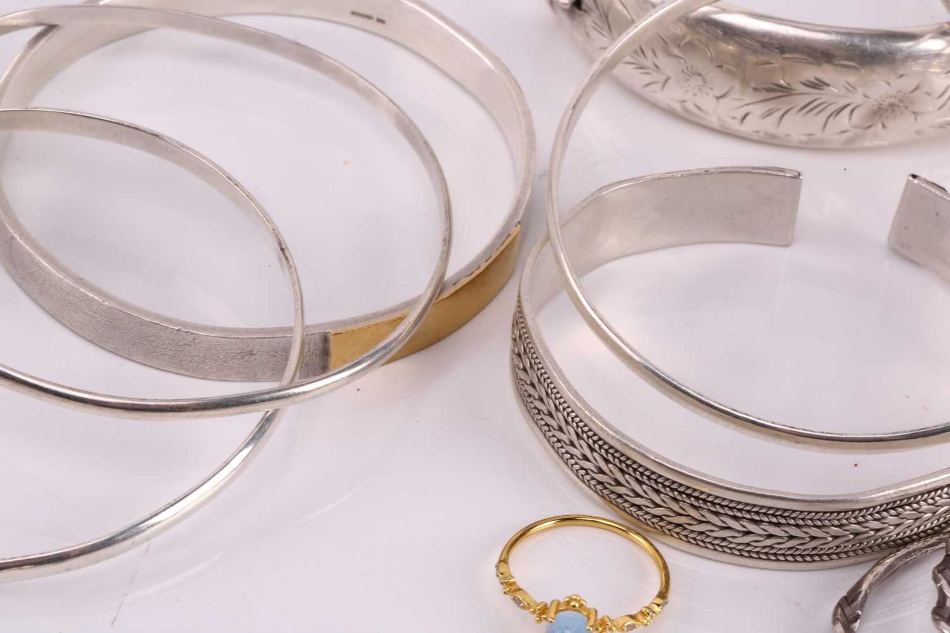 A collection of mixed white metal jewellery, including examples of a silver hinged bracelet, half of - Image 8 of 10