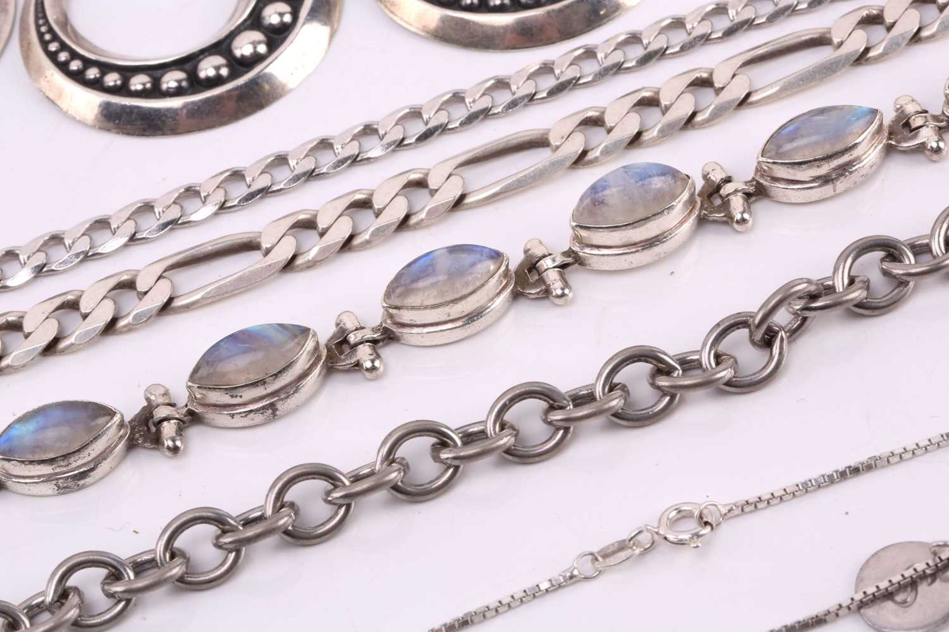 A collection of mixed white metal jewellery, including examples of a silver hinged bracelet, half of - Image 6 of 10