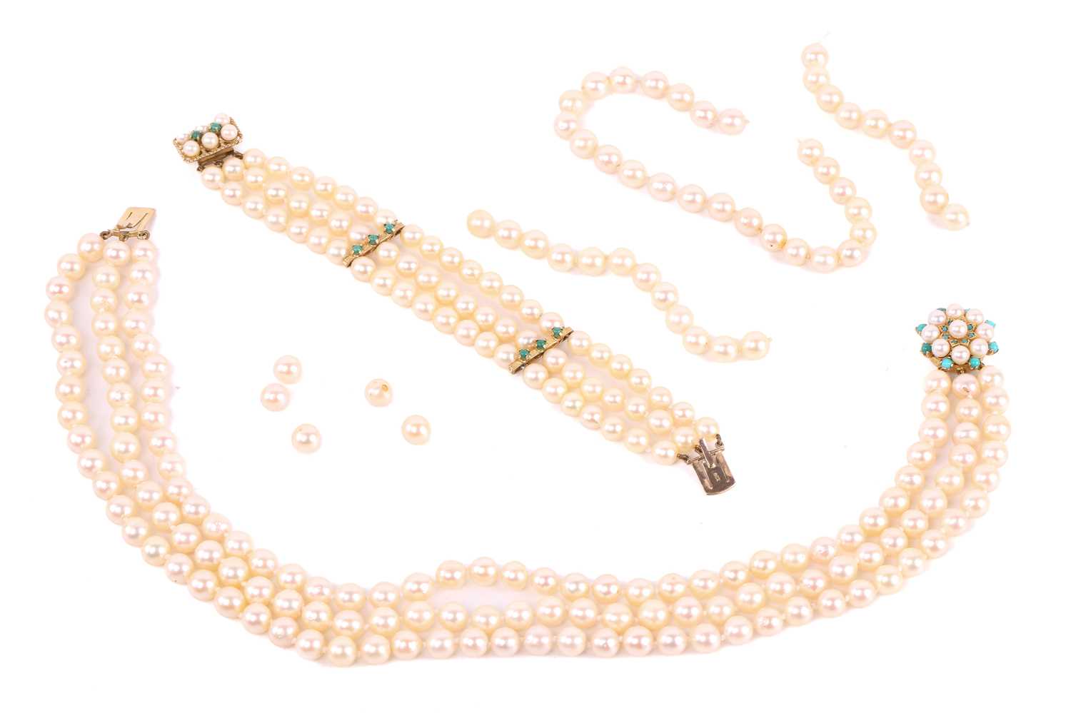 A three string pearl necklace and bracelet suite, the cultured pearls measuring approxmately 7.5mm