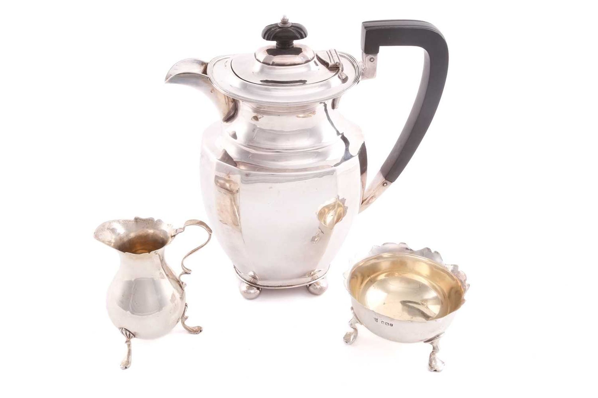 A George V silver coffee pot, Sheffield 1936 by Atkin Brothers, with ebonised knop and handle, - Bild 2 aus 5