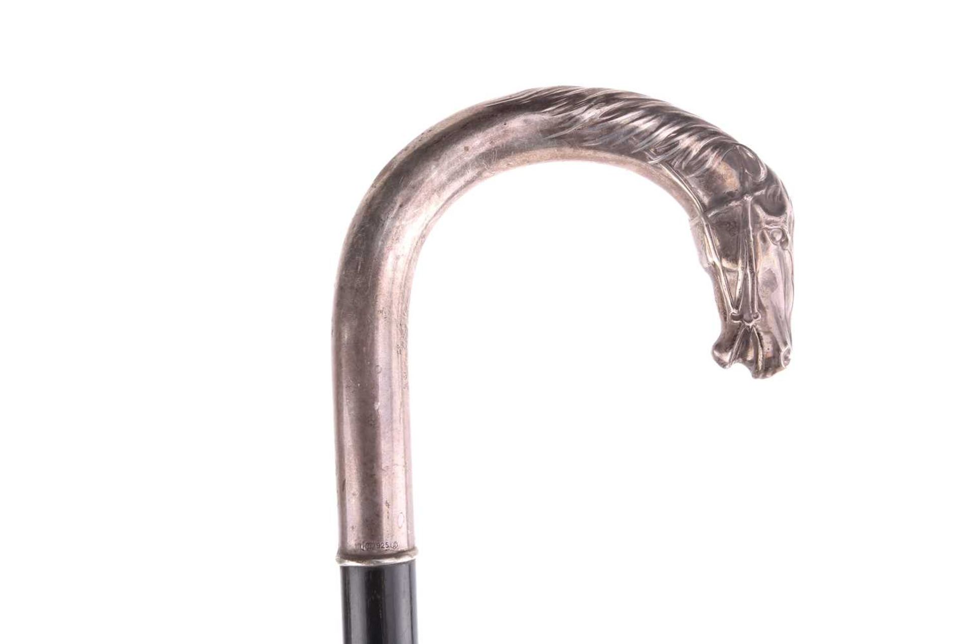 An ebonised walking stick with white metal mounted handle in the form of a horsehead, stamped 925, - Bild 4 aus 7
