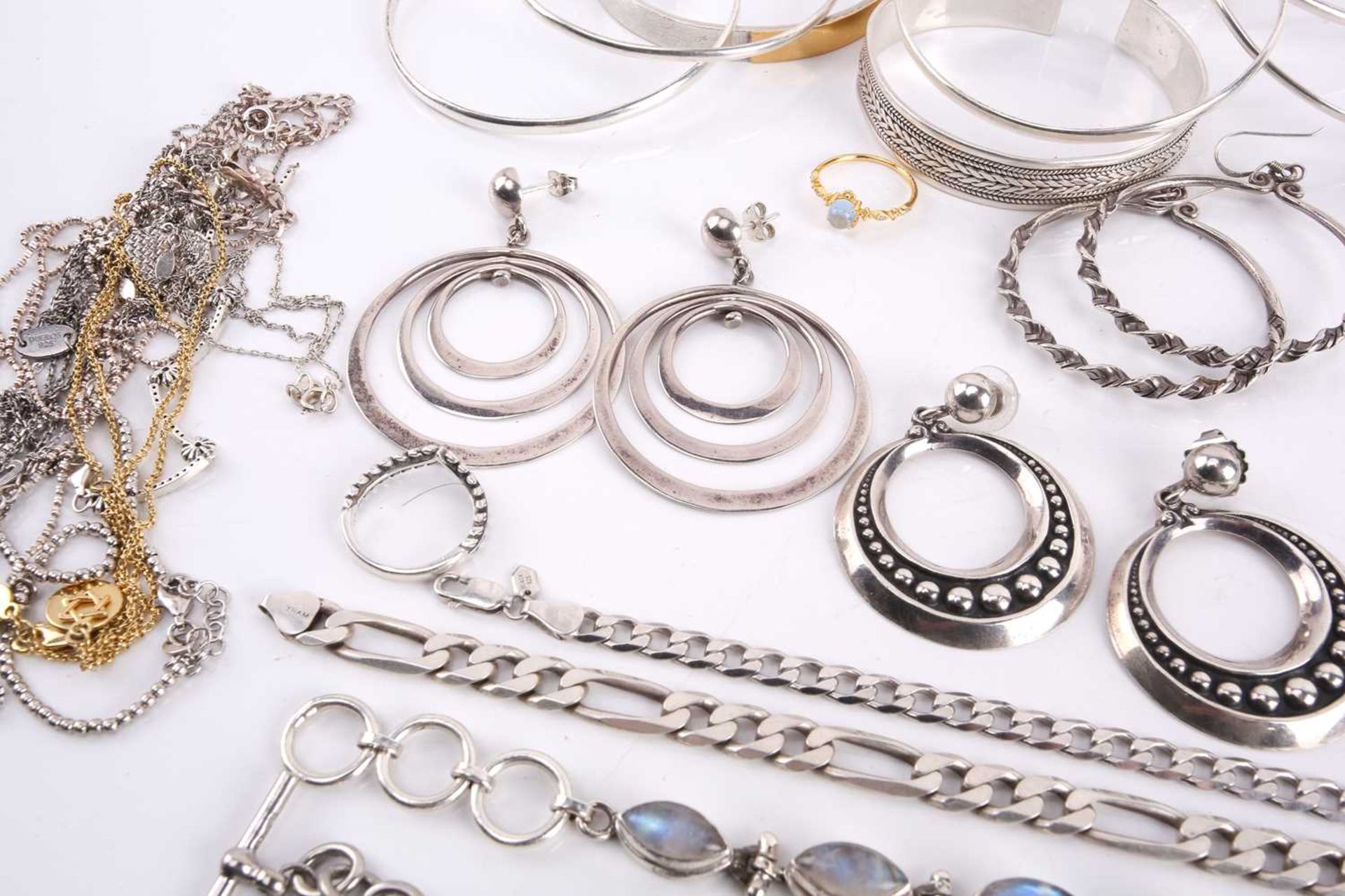 A collection of mixed white metal jewellery, including examples of a silver hinged bracelet, half of - Image 9 of 10