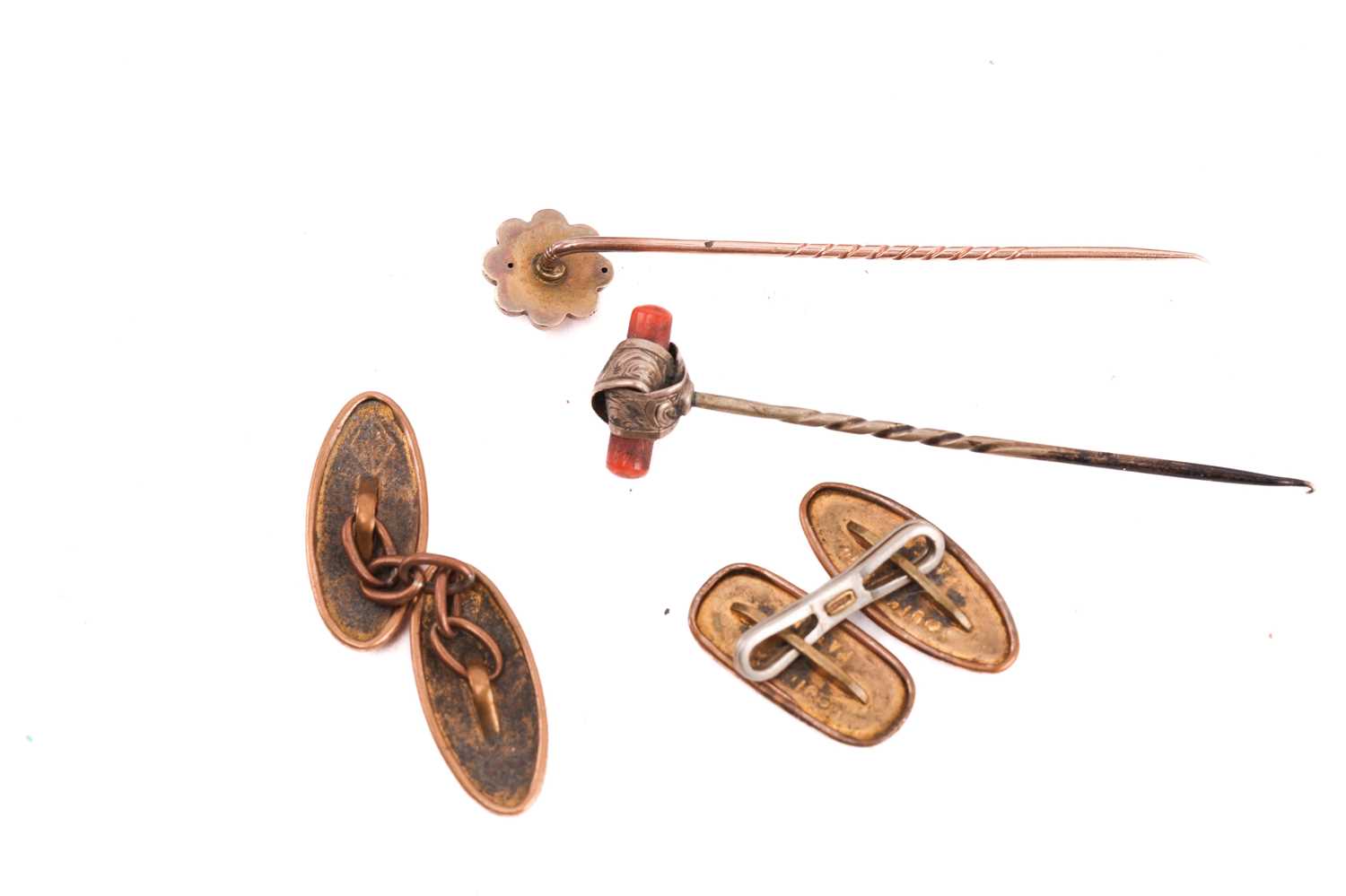 A group of miscellaneous jewellery items including a pair of 9 carat gold cufflinks; the octagonal - Image 5 of 14