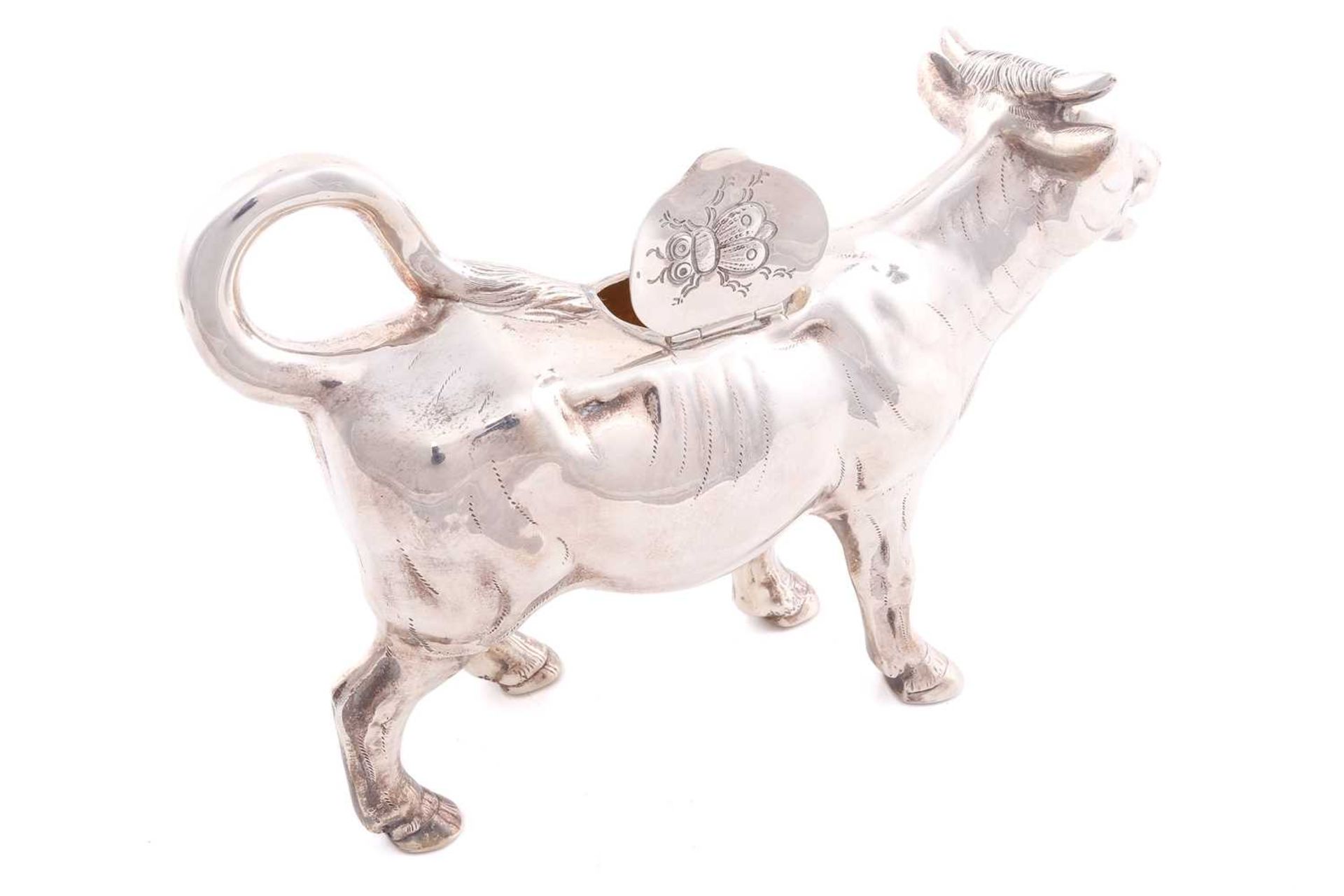 A cow creamer of conventional form, the hinged cover with fly detail and loop form tail forming - Bild 4 aus 5