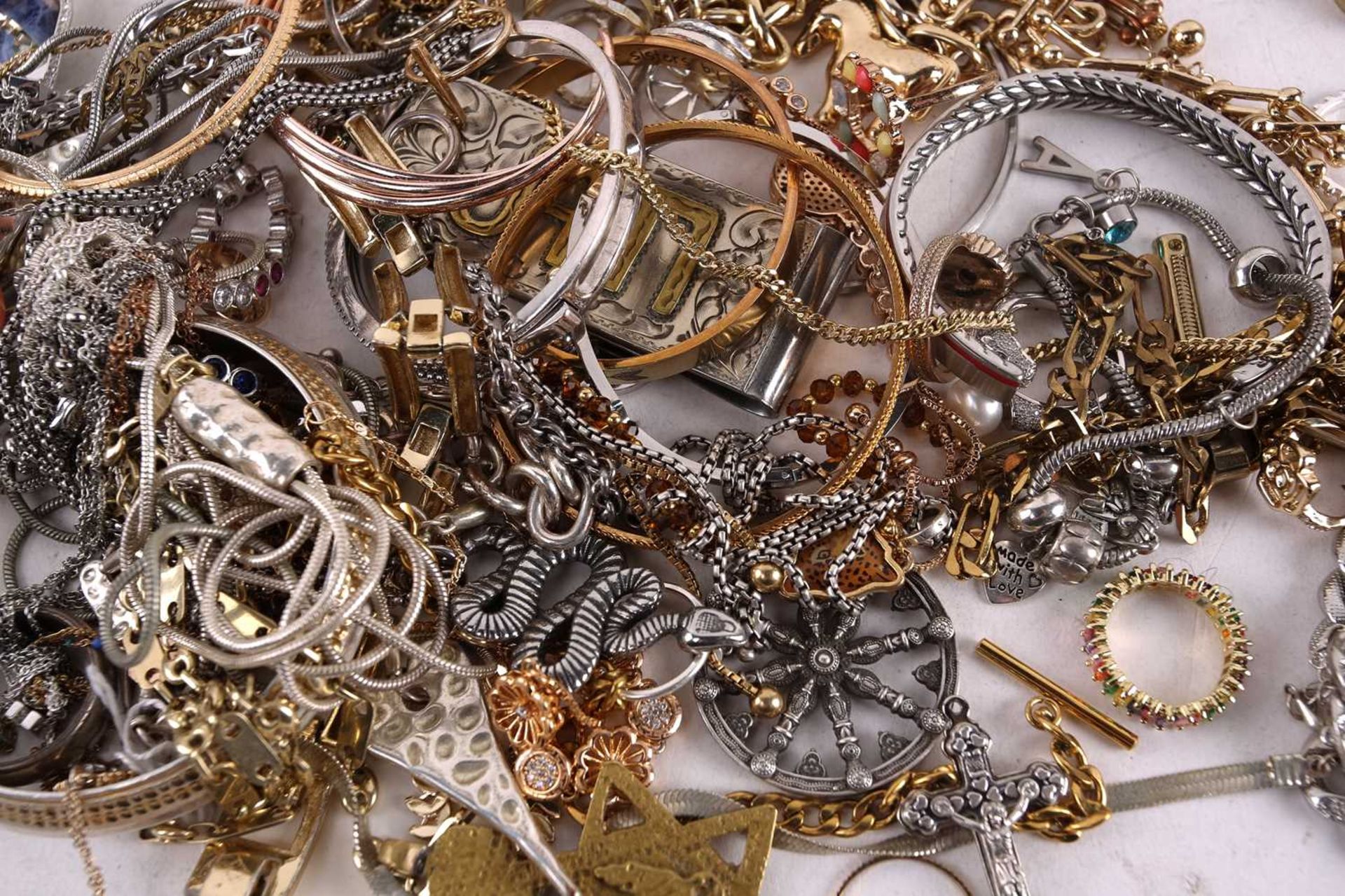 A quantity of costume jewellery including cuff bangles, necklaces and rings. Total weight 2,718 - Image 4 of 12