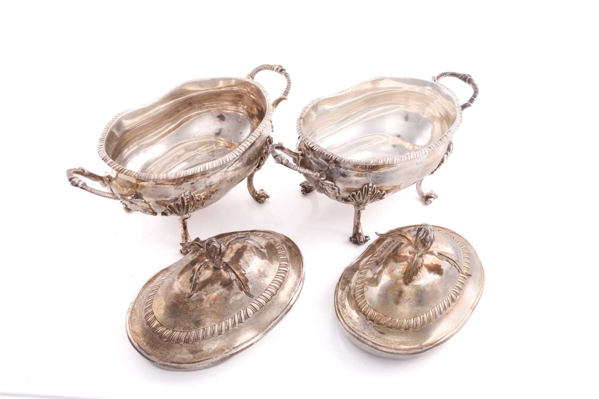 A pair of George III silver sauce tureens and covers, London 1771 by Robert Peaston, twin handled - Bild 4 aus 7