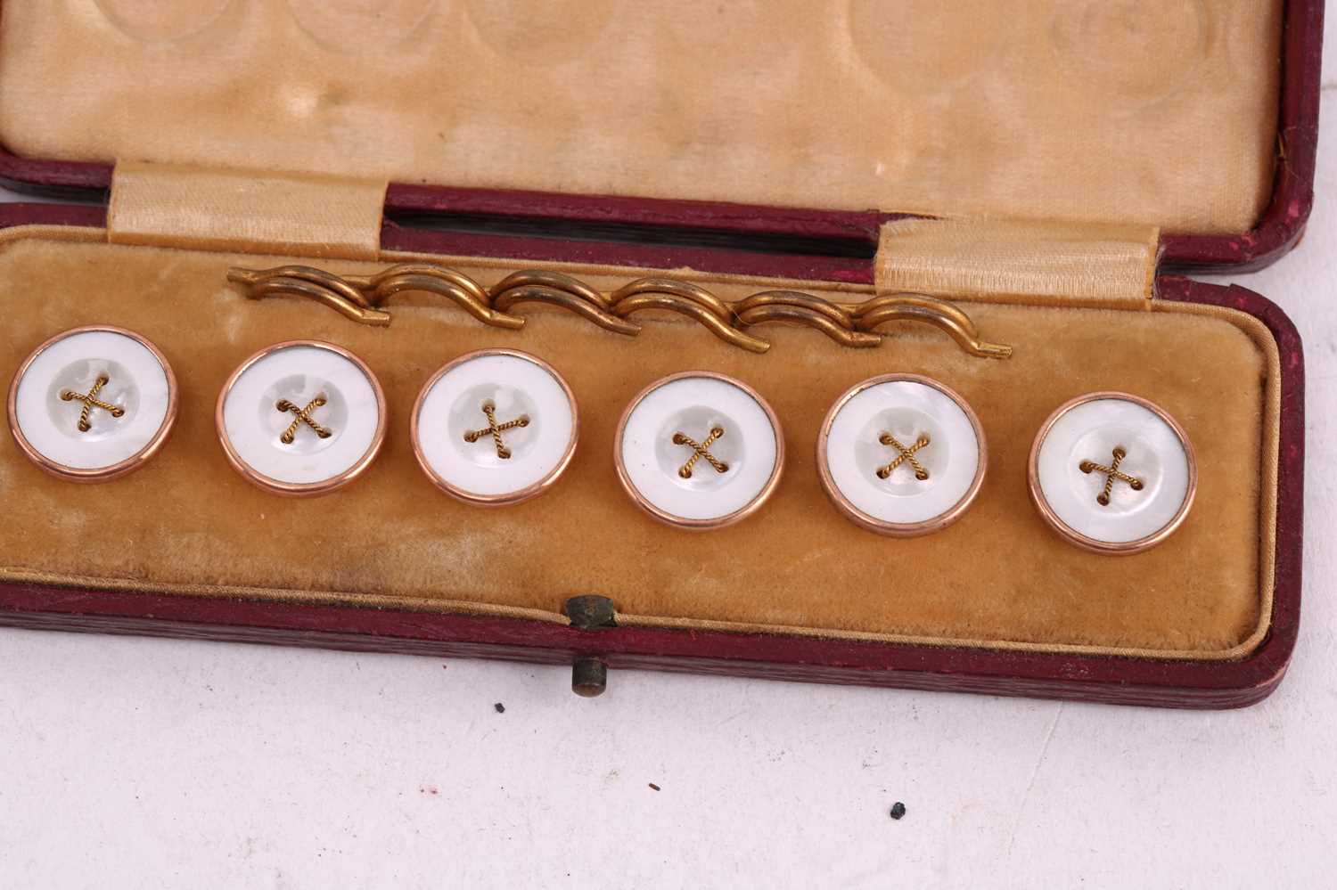 A group of miscellaneous jewellery items including a pair of 9 carat gold cufflinks; the octagonal - Image 14 of 14