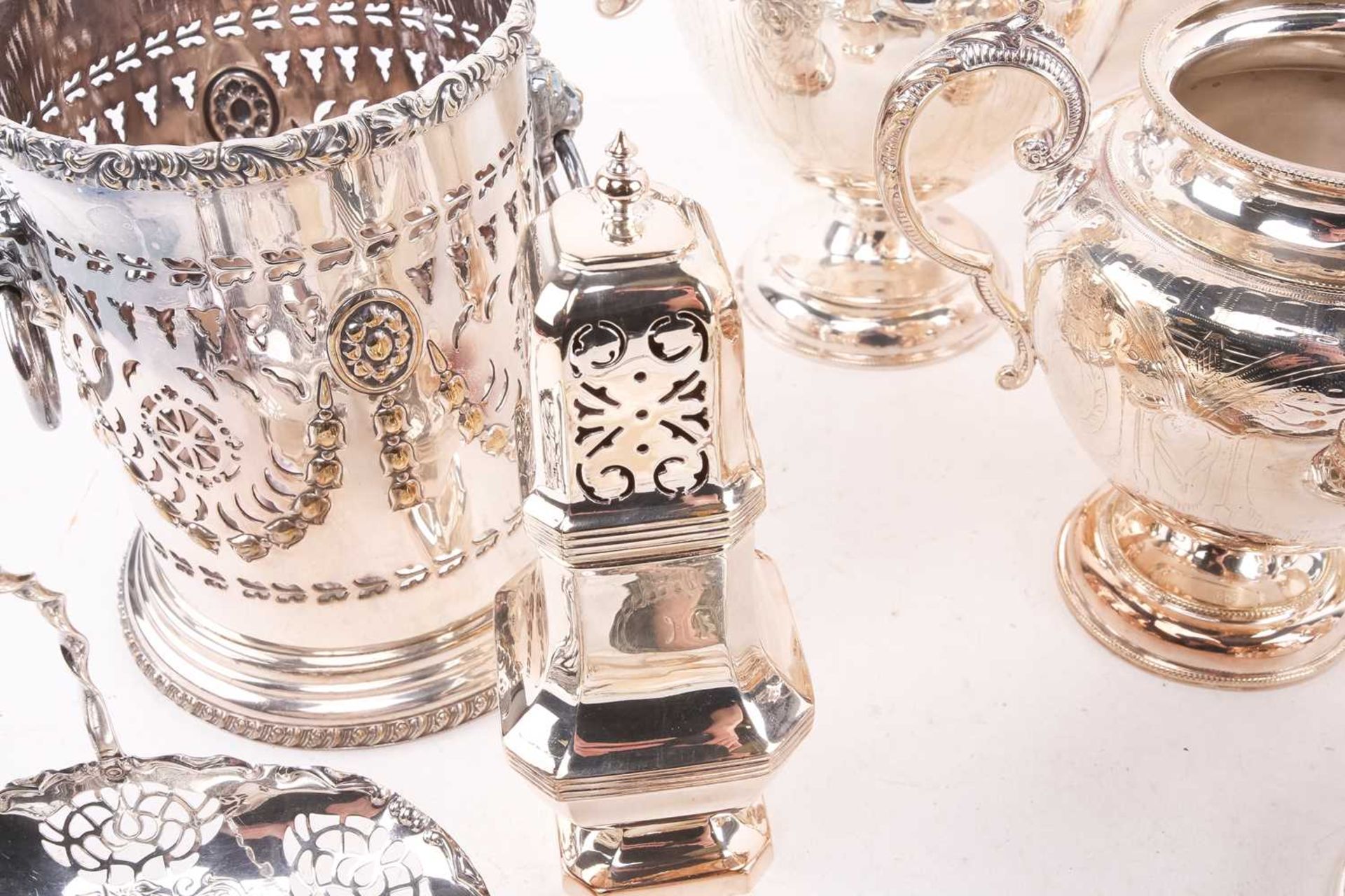 A four-piece silver plated tea and coffee set with bone insulators, together with other items of - Bild 8 aus 10