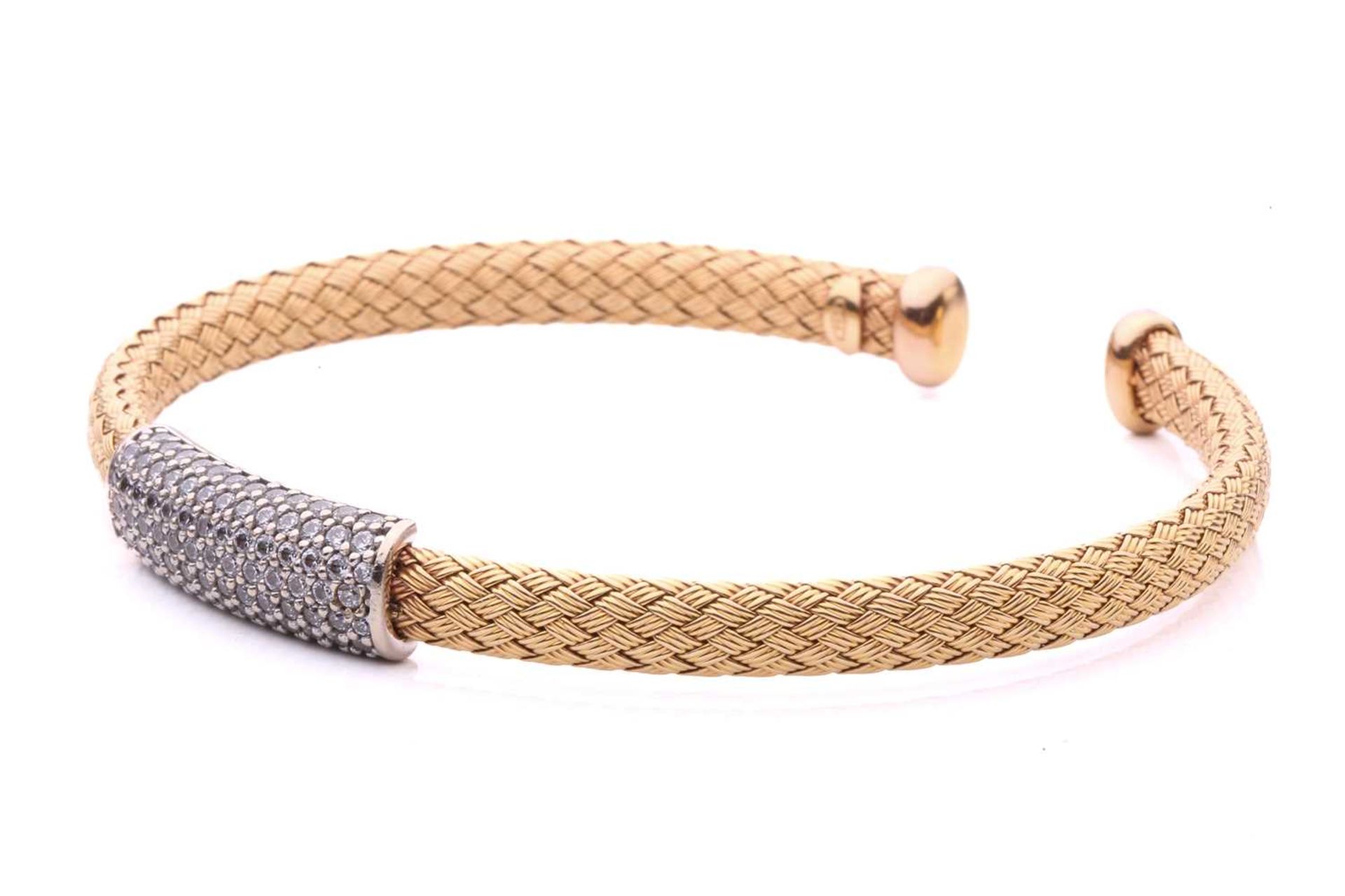 A wire mesh bangle featuring a central panel pavé set with colourless stones, in yellow metal - Image 2 of 5