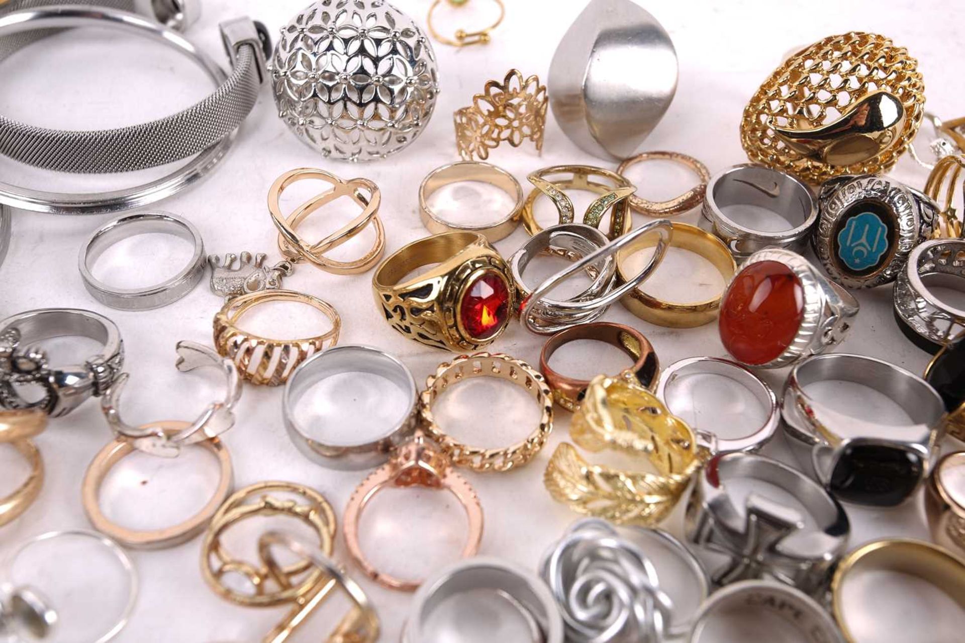 A quantity of costume jewellery including cuff bangles, necklaces and rings. Total weight 2,718 - Image 10 of 12