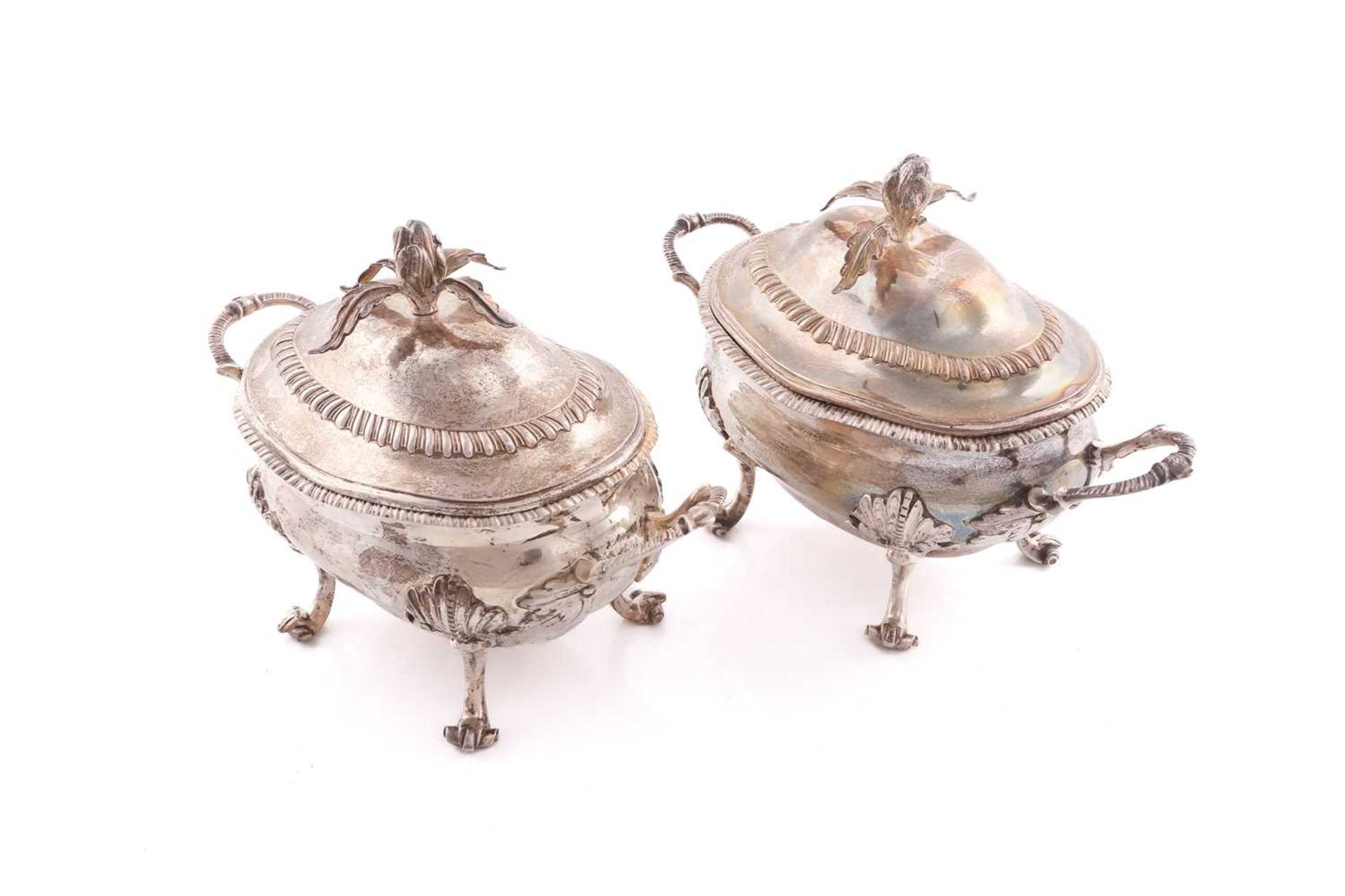A pair of George III silver sauce tureens and covers, London 1771 by Robert Peaston, twin handled - Bild 3 aus 7