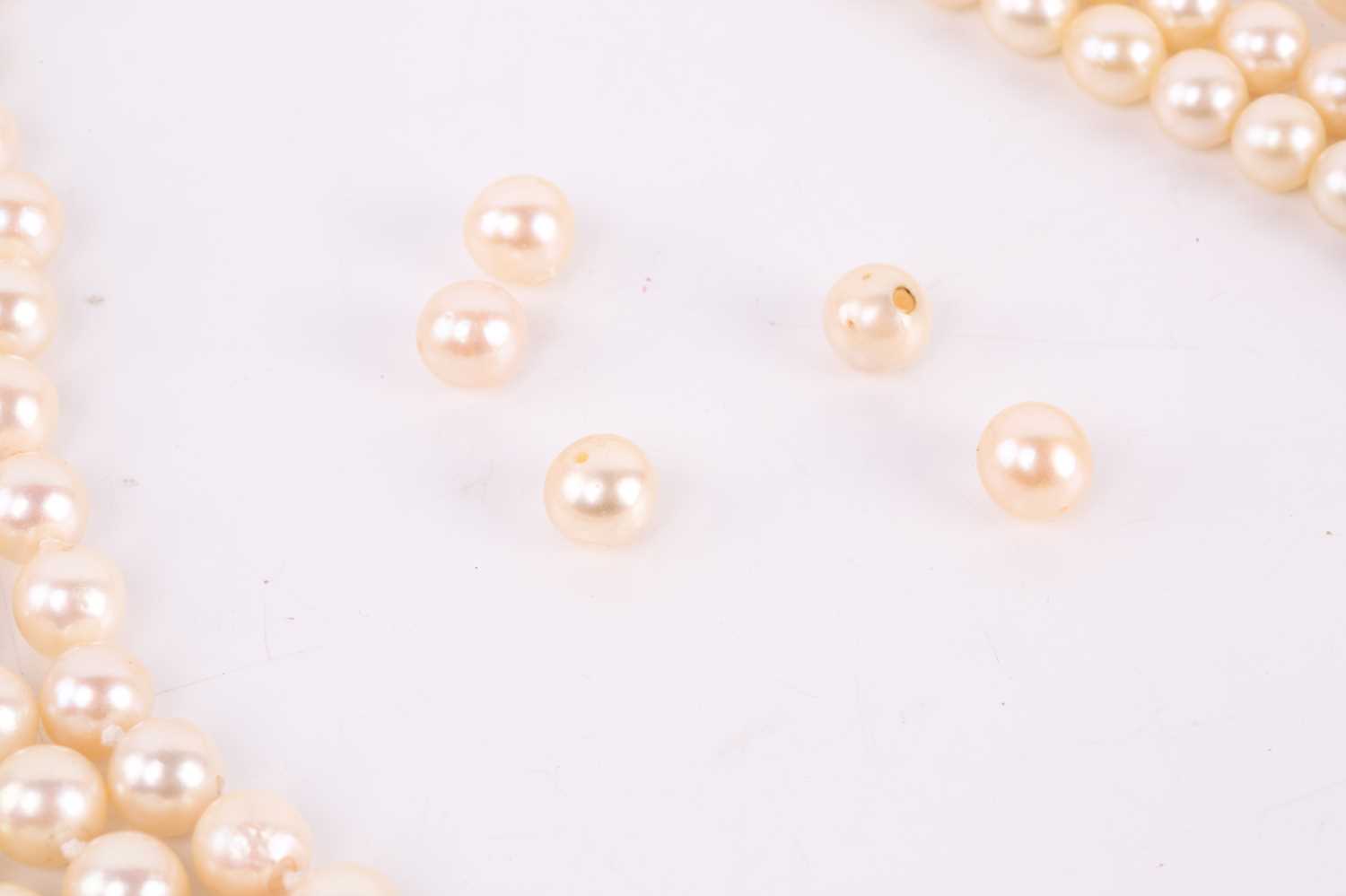 A three string pearl necklace and bracelet suite, the cultured pearls measuring approxmately 7.5mm - Image 10 of 10