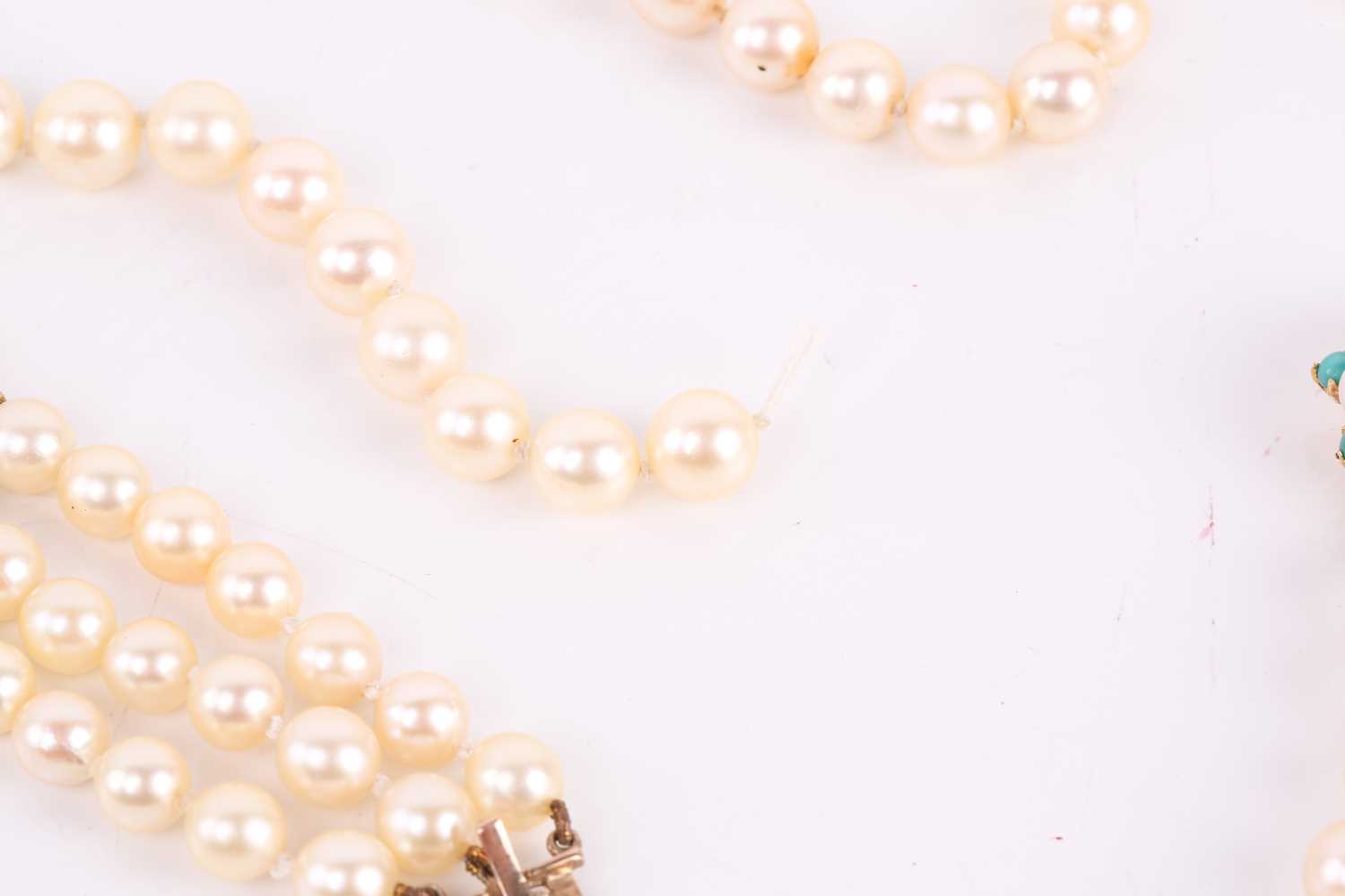 A three string pearl necklace and bracelet suite, the cultured pearls measuring approxmately 7.5mm - Image 9 of 10
