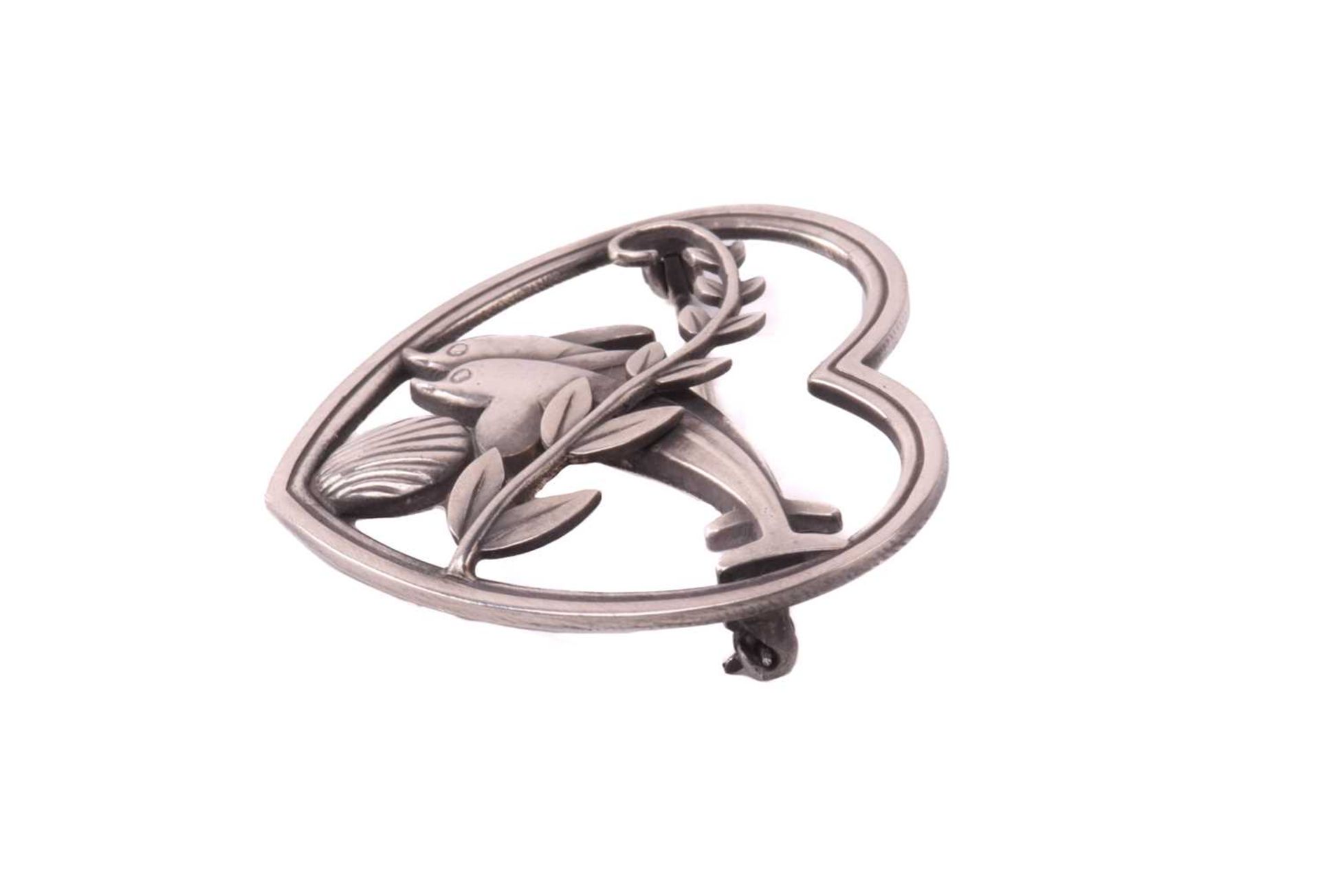 Georg Jensen - a 'double dolphin' brooch, depicting two dolphins leaping over a sea shell with a - Bild 2 aus 4