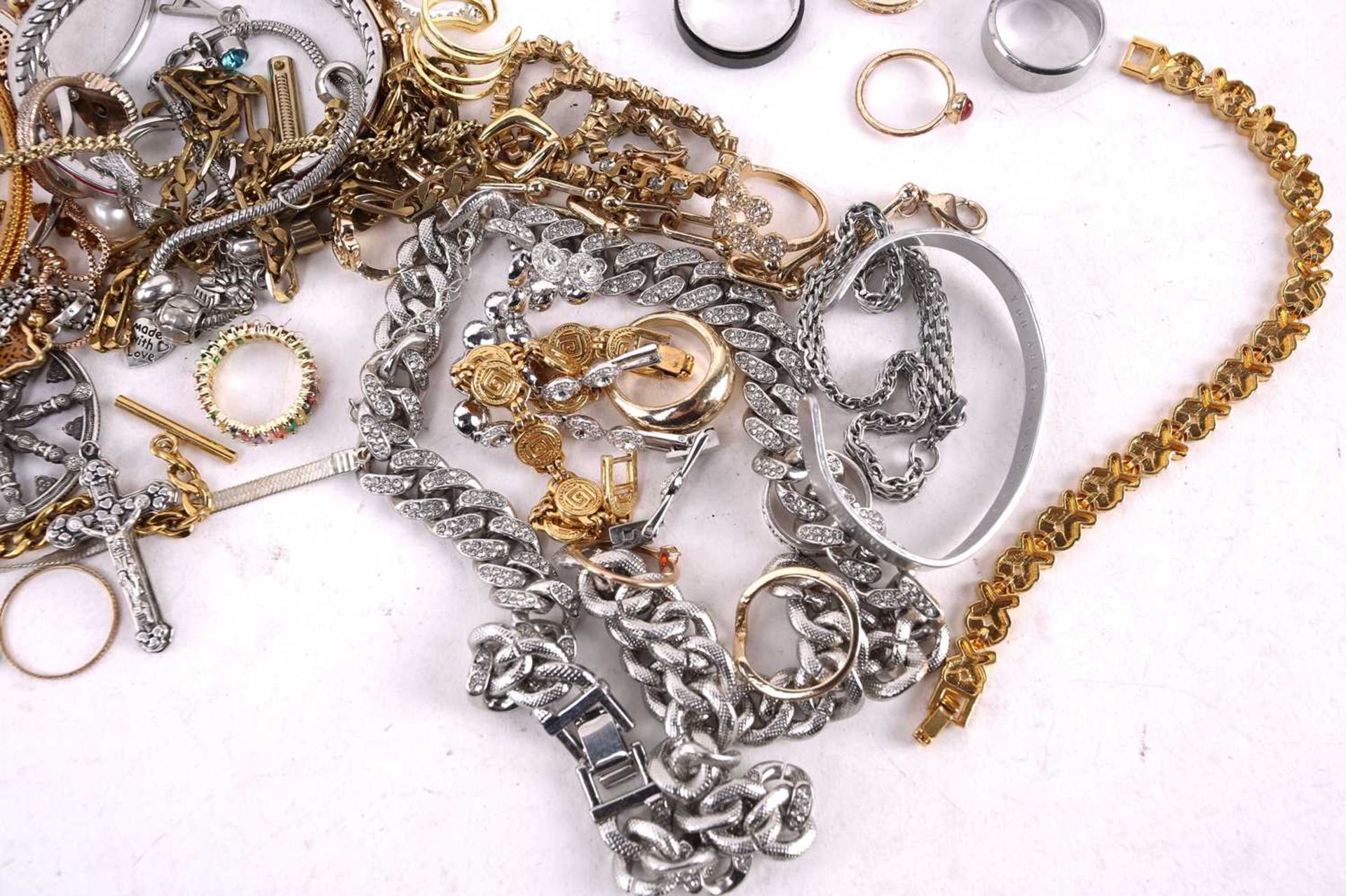 A quantity of costume jewellery including cuff bangles, necklaces and rings. Total weight 2,718 - Image 5 of 12