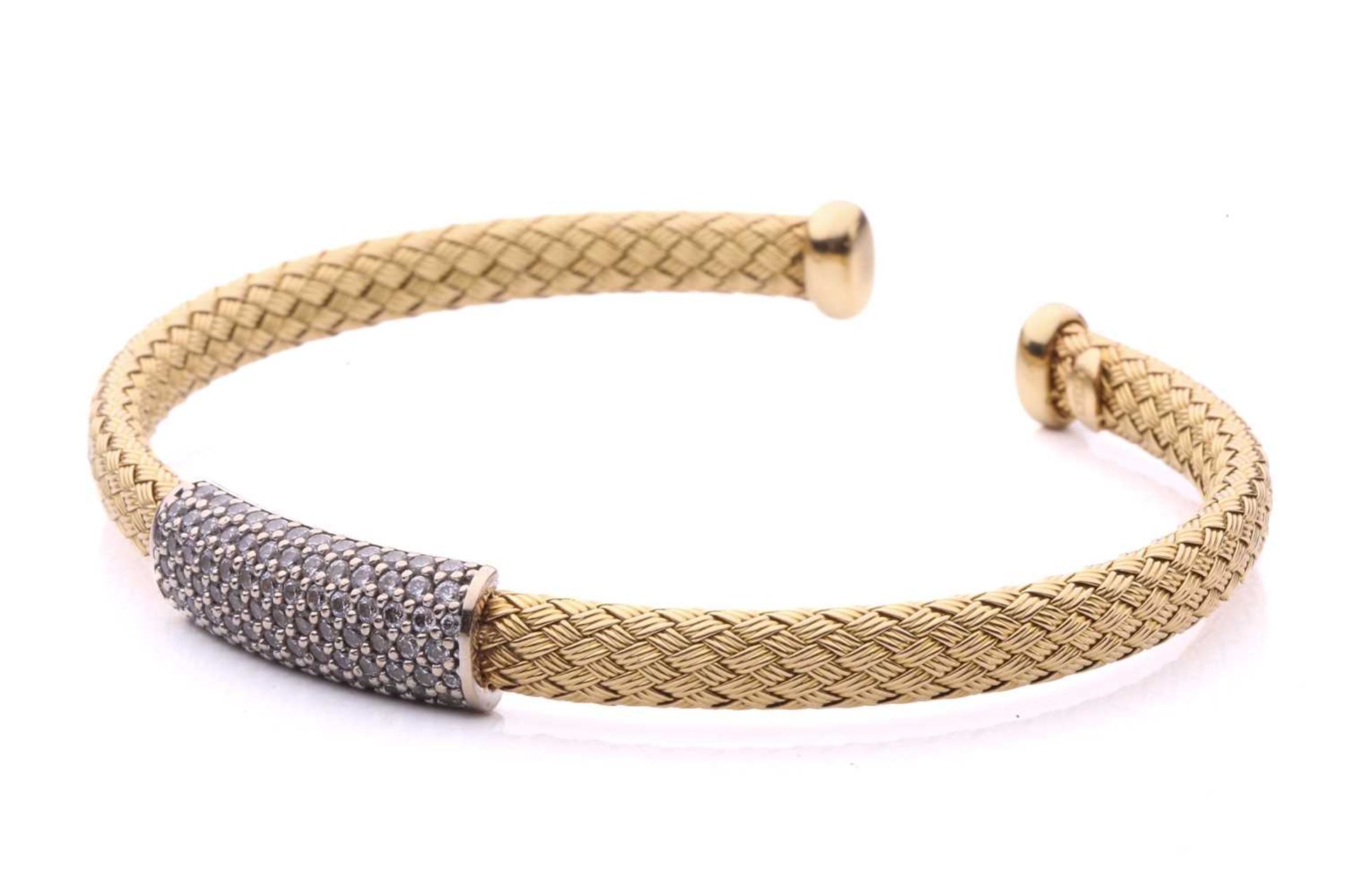 A wire mesh bangle featuring a central panel pavé set with colourless stones, in yellow metal - Image 2 of 5