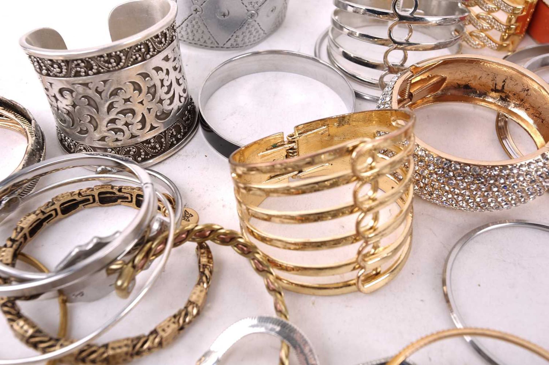 A quantity of costume jewellery including cuff bangles, necklaces and rings. Total weight 2,718 - Image 9 of 12