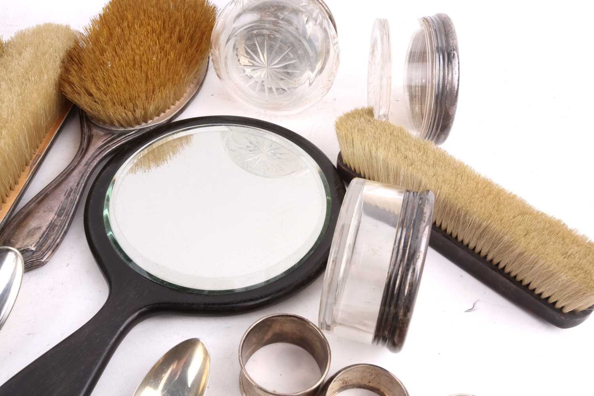 A five piece silver dressing table set; comprising a hand mirror, two hair brushes and a clothes - Bild 6 aus 8