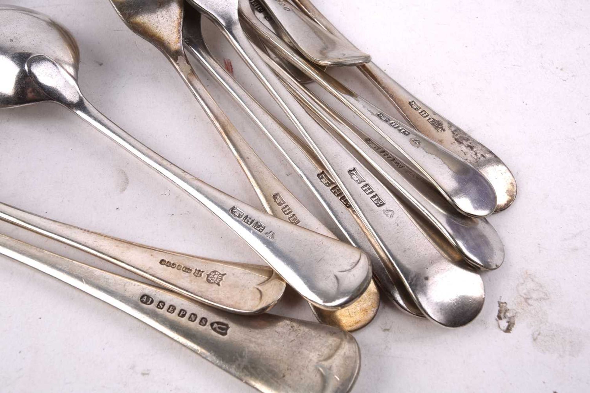 A five piece silver dressing table set; comprising a hand mirror, two hair brushes and a clothes - Bild 7 aus 8