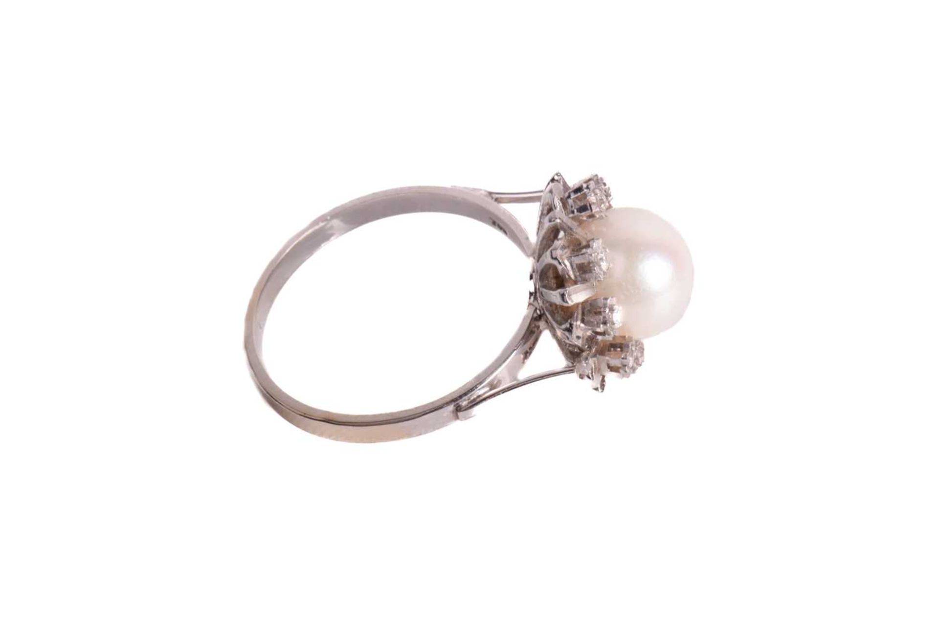 A pearl and diamond dress ring, centred with a round cultured pearl of 8.2 mm, in white colour and - Image 4 of 7