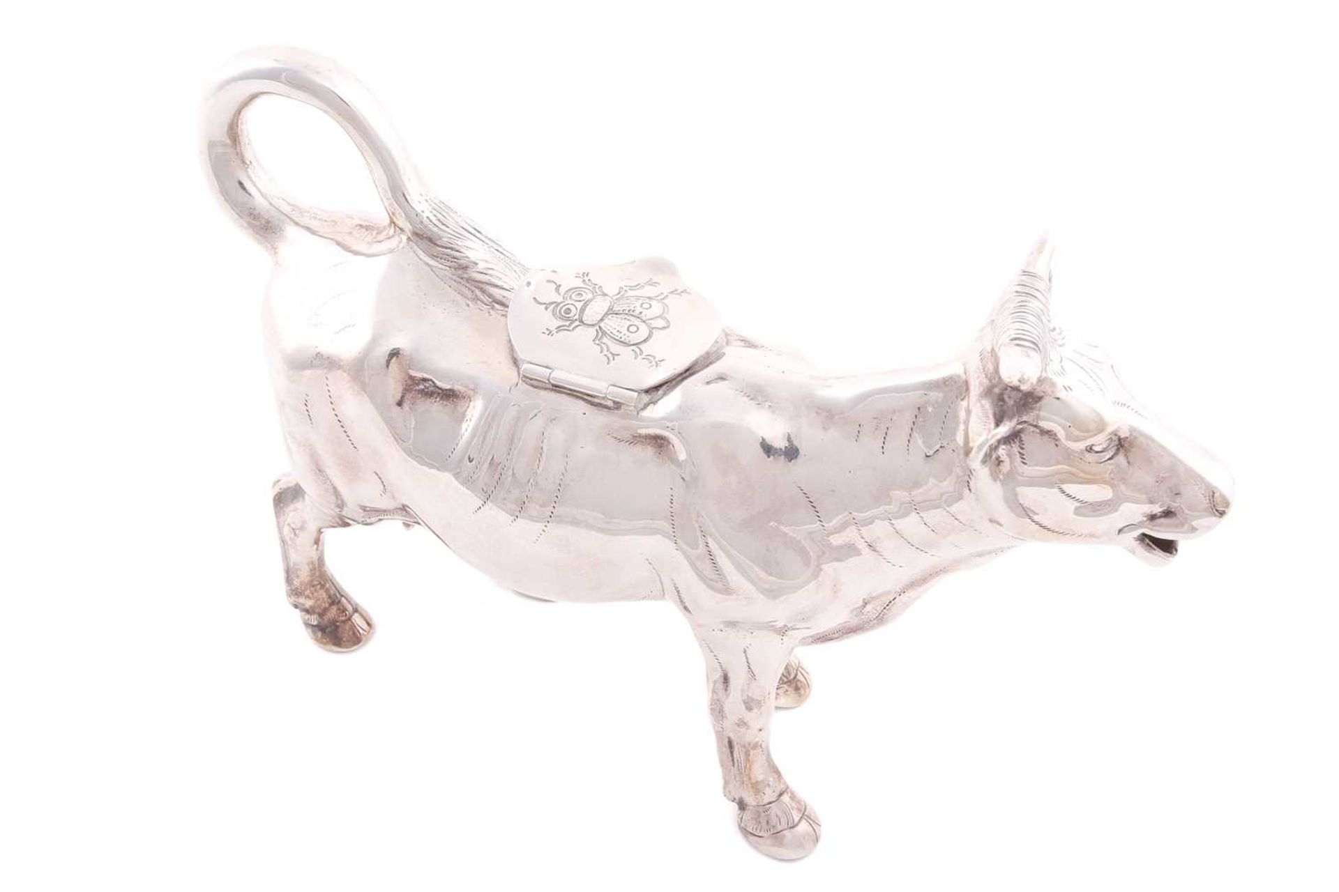 A cow creamer of conventional form, the hinged cover with fly detail and loop form tail forming - Bild 3 aus 5