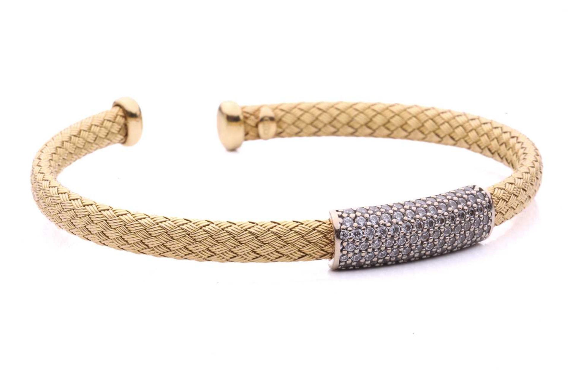 A wire mesh bangle featuring a central panel pavé set with colourless stones, in yellow metal - Image 3 of 5