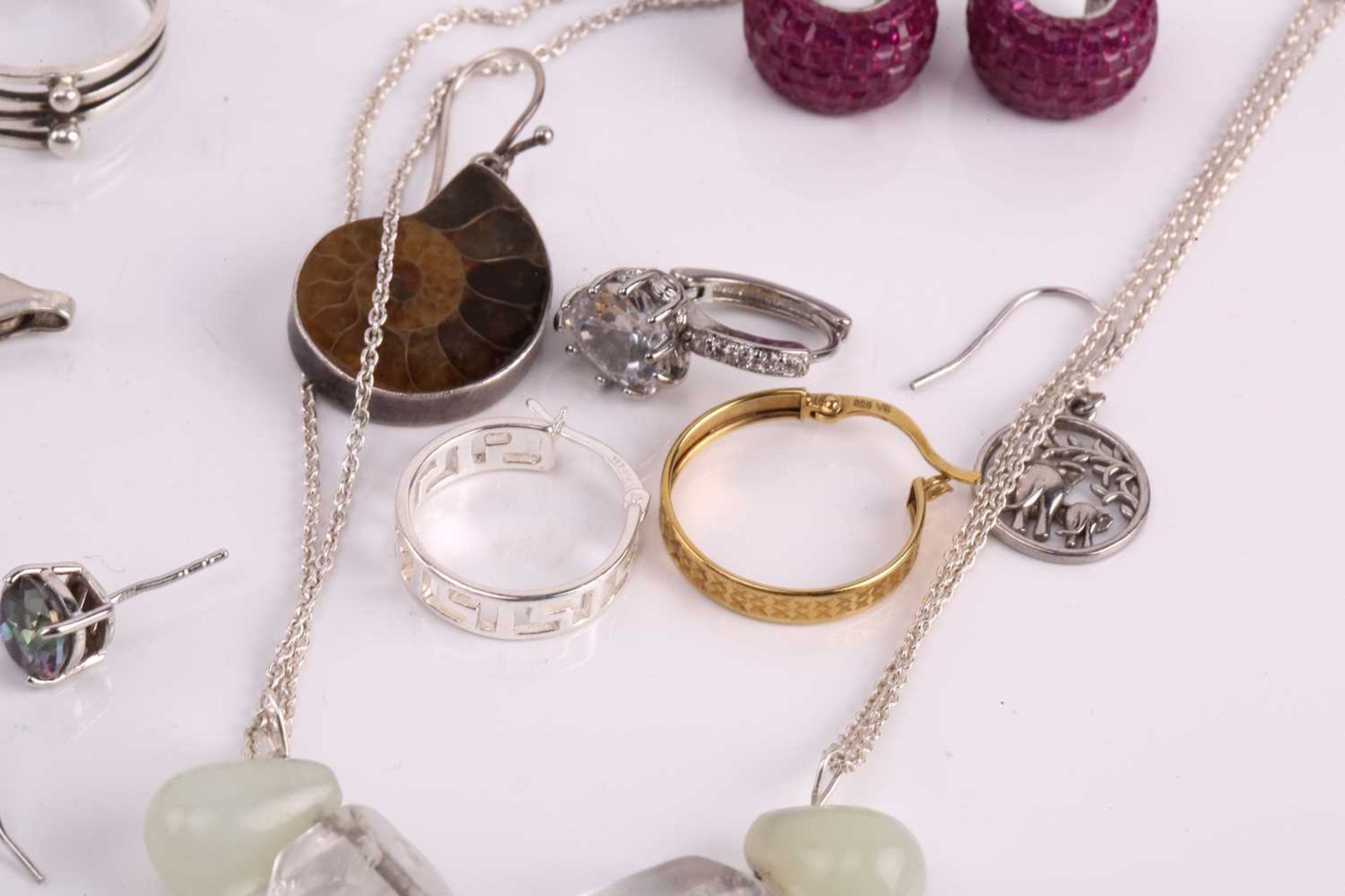 A collection of mixed white metal jewellery, including examples of a silver hinged bracelet, half of - Image 4 of 10