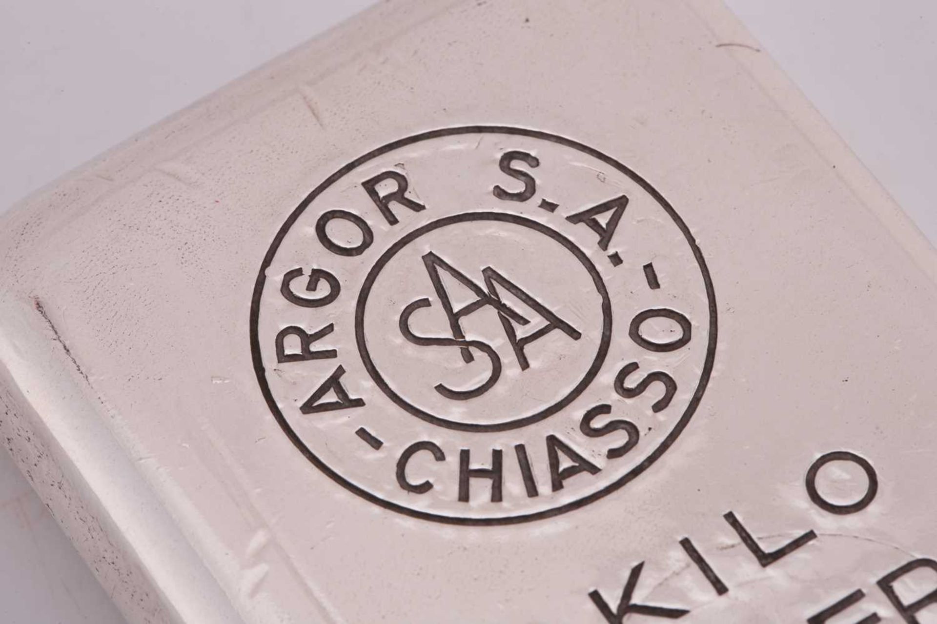 A 1 kilo silver bullion bar. The rounded rectangular bar struck in 0.999 fineness and stamped 'Argor - Image 3 of 4