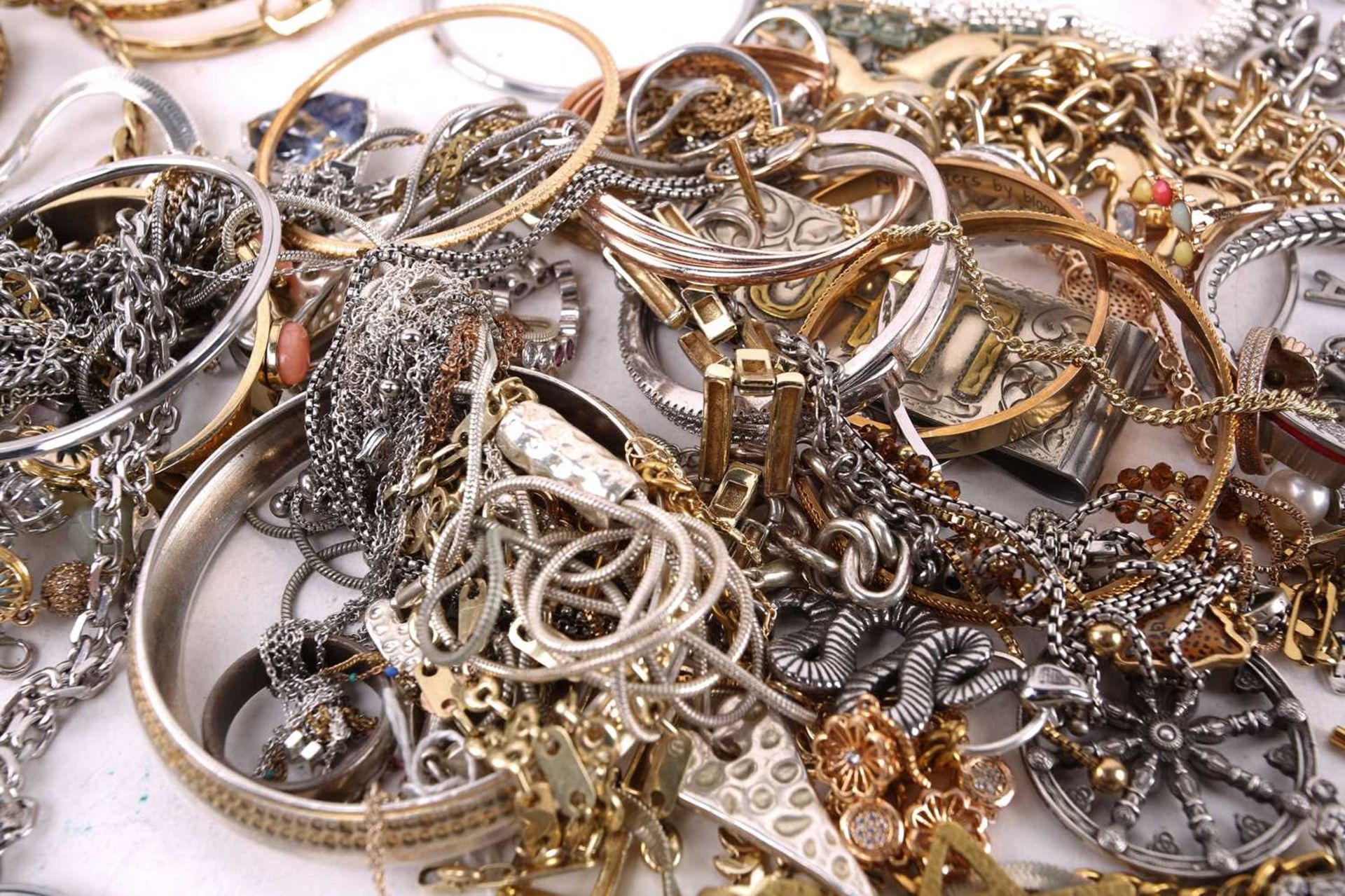 A quantity of costume jewellery including cuff bangles, necklaces and rings. Total weight 2,718 - Image 3 of 12