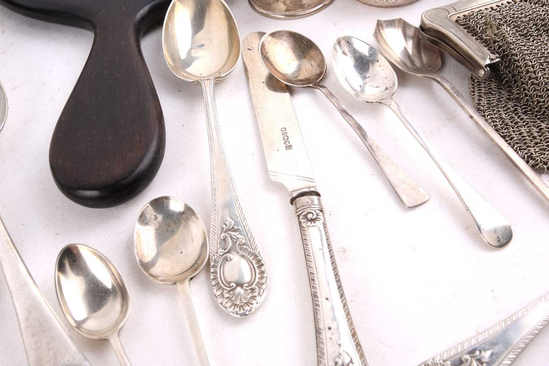 A five piece silver dressing table set; comprising a hand mirror, two hair brushes and a clothes - Bild 3 aus 8