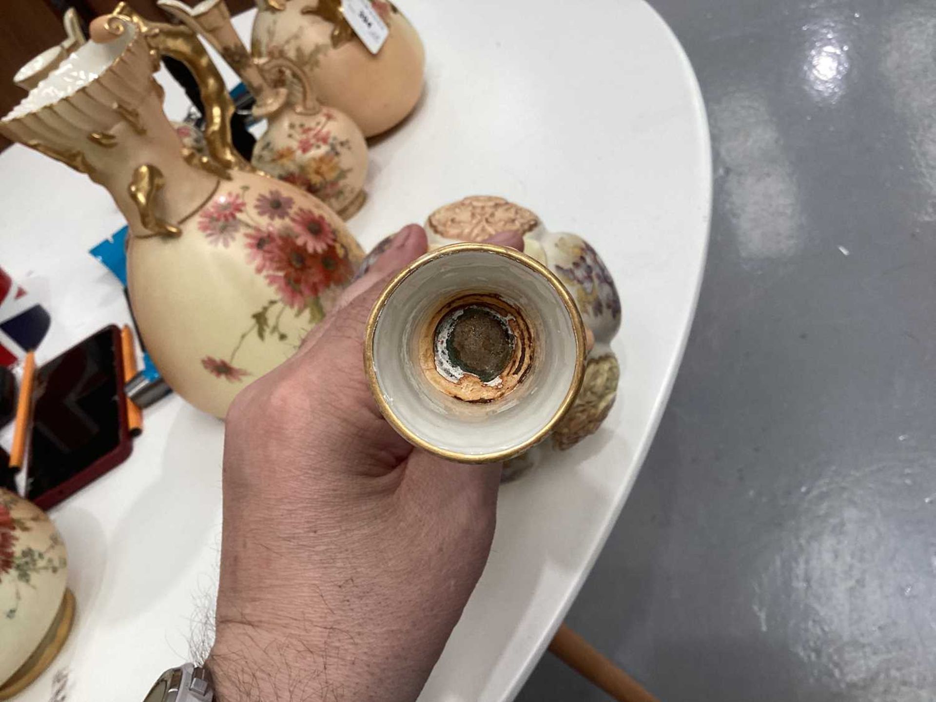 A collection of early 20th century Royal Worcester blush ivory ceramics, each with floral - Image 31 of 31