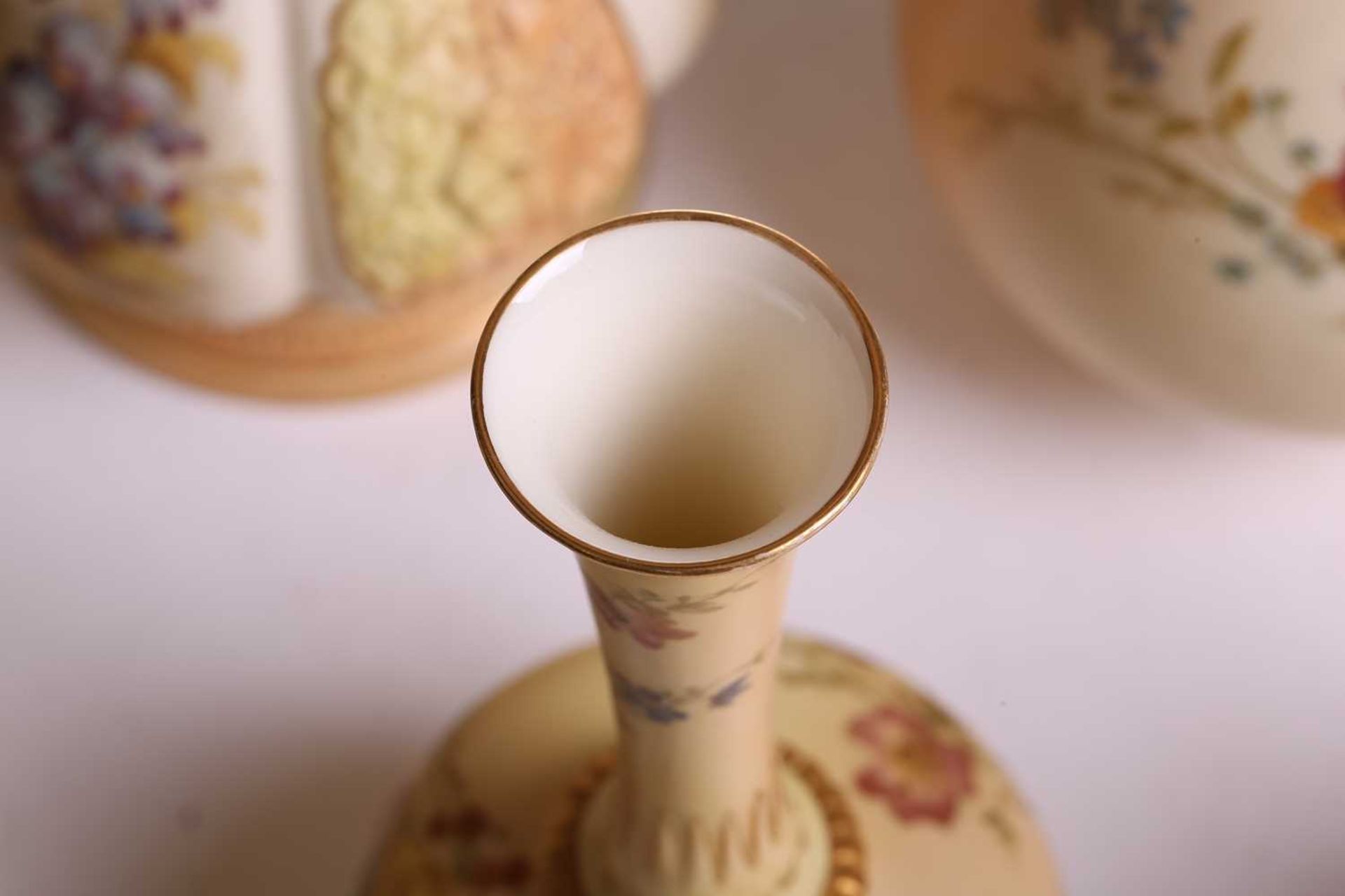 A collection of early 20th century Royal Worcester blush ivory ceramics, each with floral - Image 19 of 31