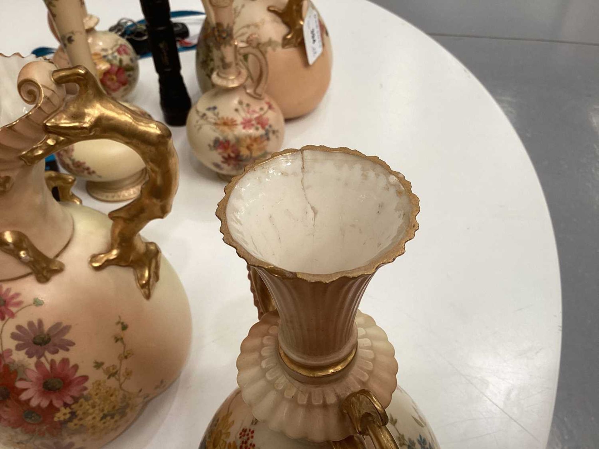 A collection of early 20th century Royal Worcester blush ivory ceramics, each with floral - Bild 24 aus 31