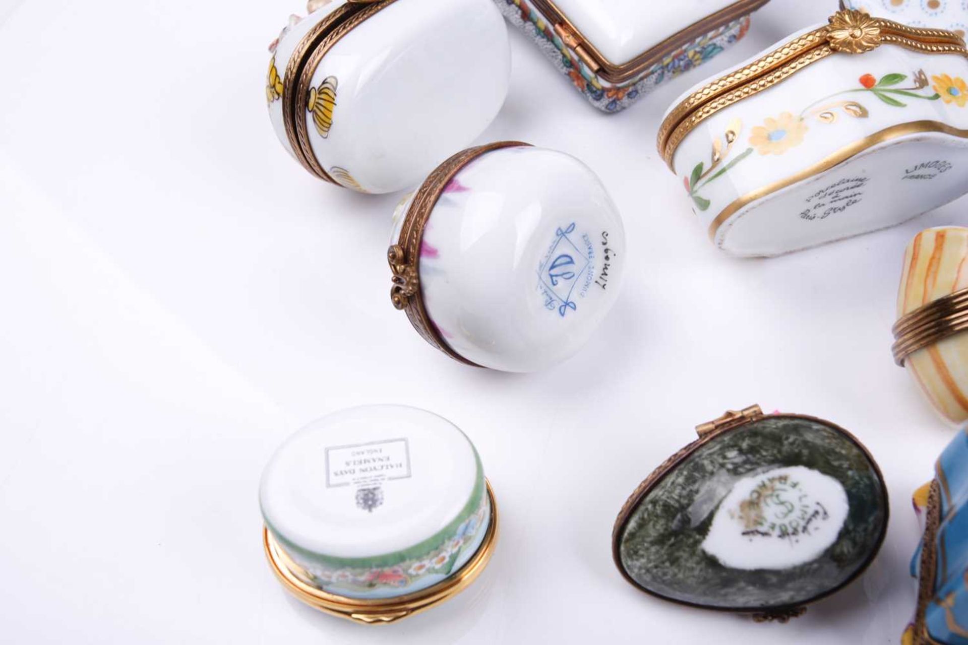 A small collection of Limoges porcelain novelty trinket and pill boxes including boot form box - Image 11 of 13