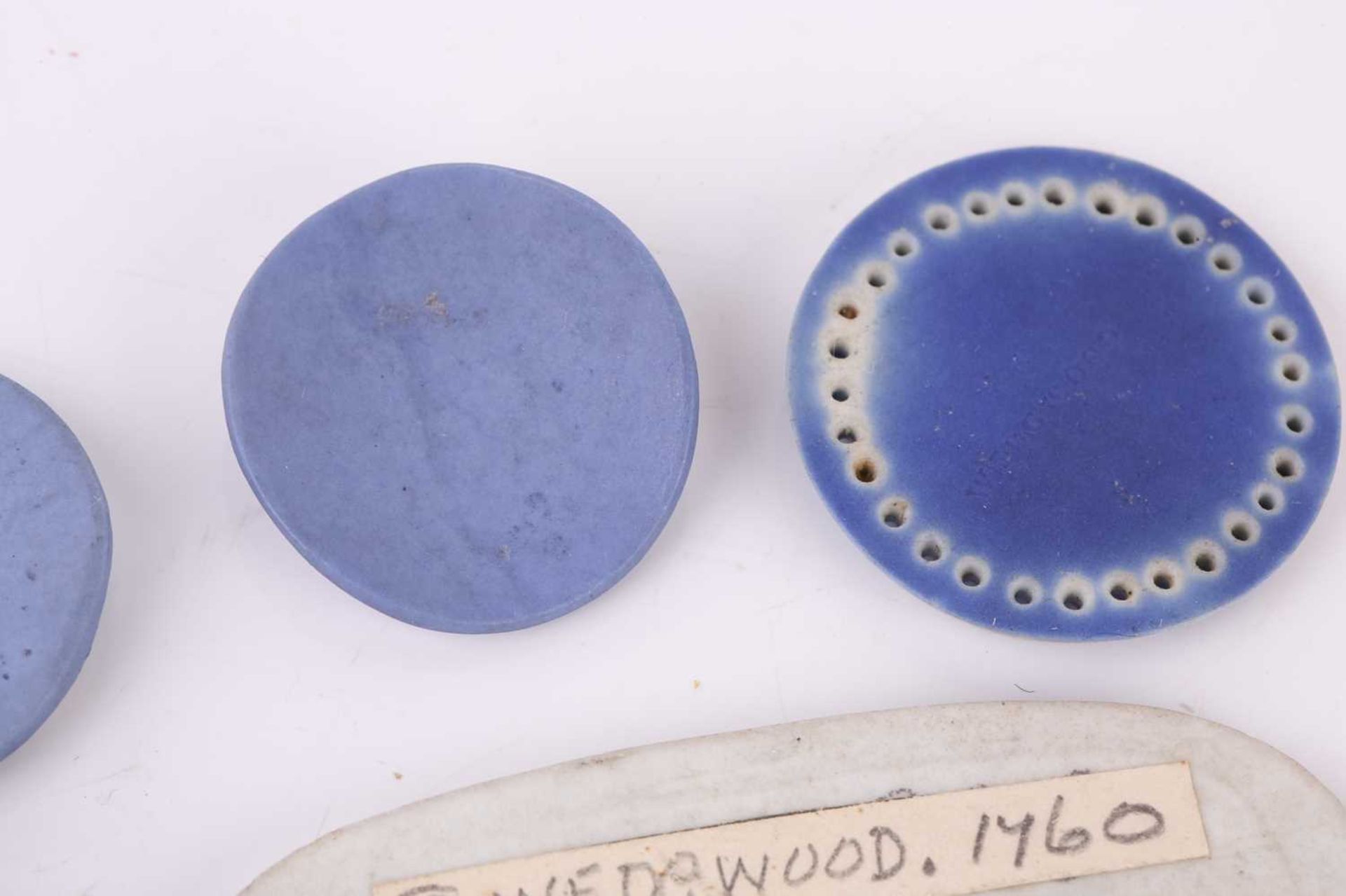 A collection of eight miniature Wedgwood jasperware tablets, mid-18th century and later, the largest - Bild 4 aus 7