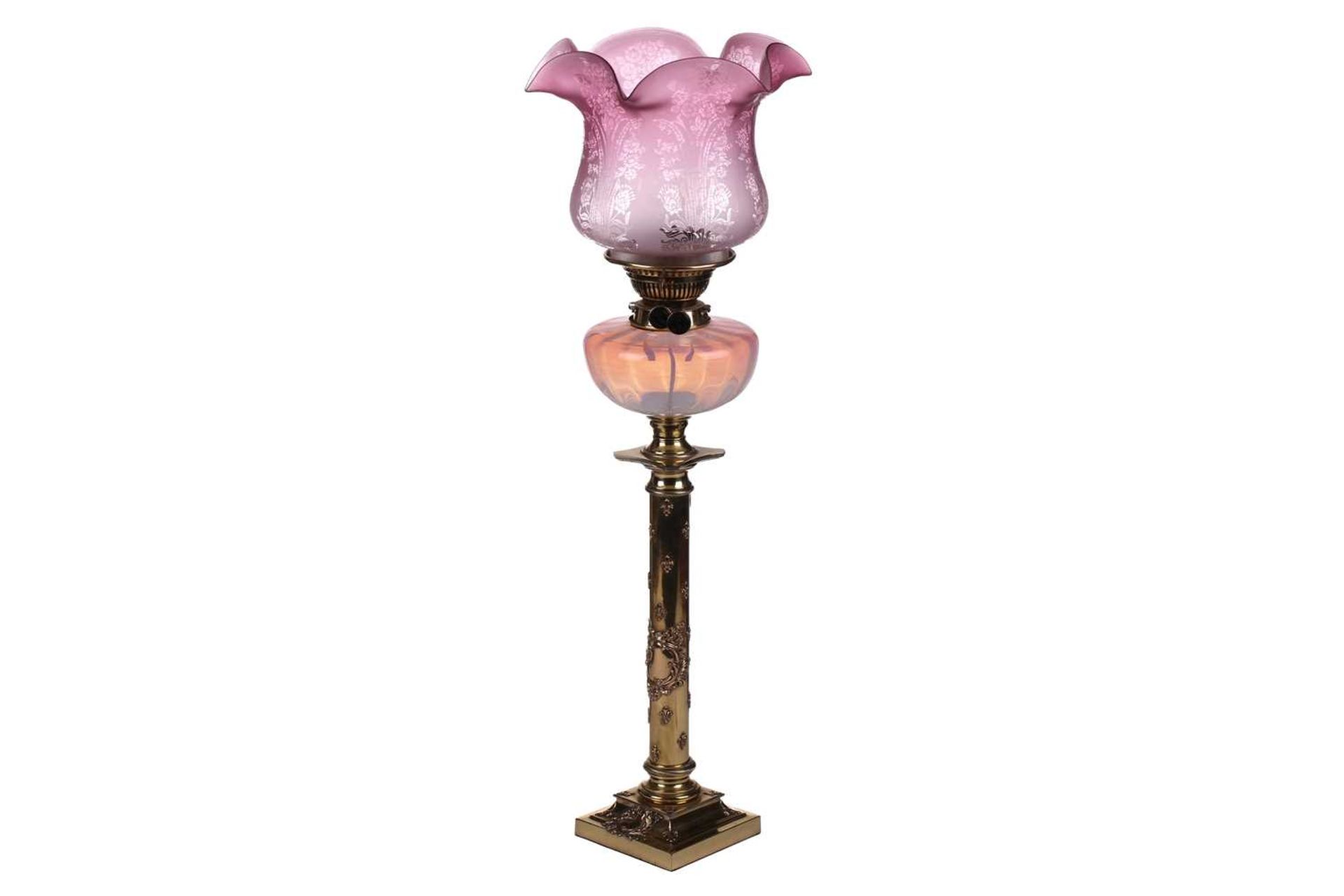 A Victorian brass oil lamp with vaseline and cranberry glass reservoir and diffuser (now fitted - Bild 6 aus 15