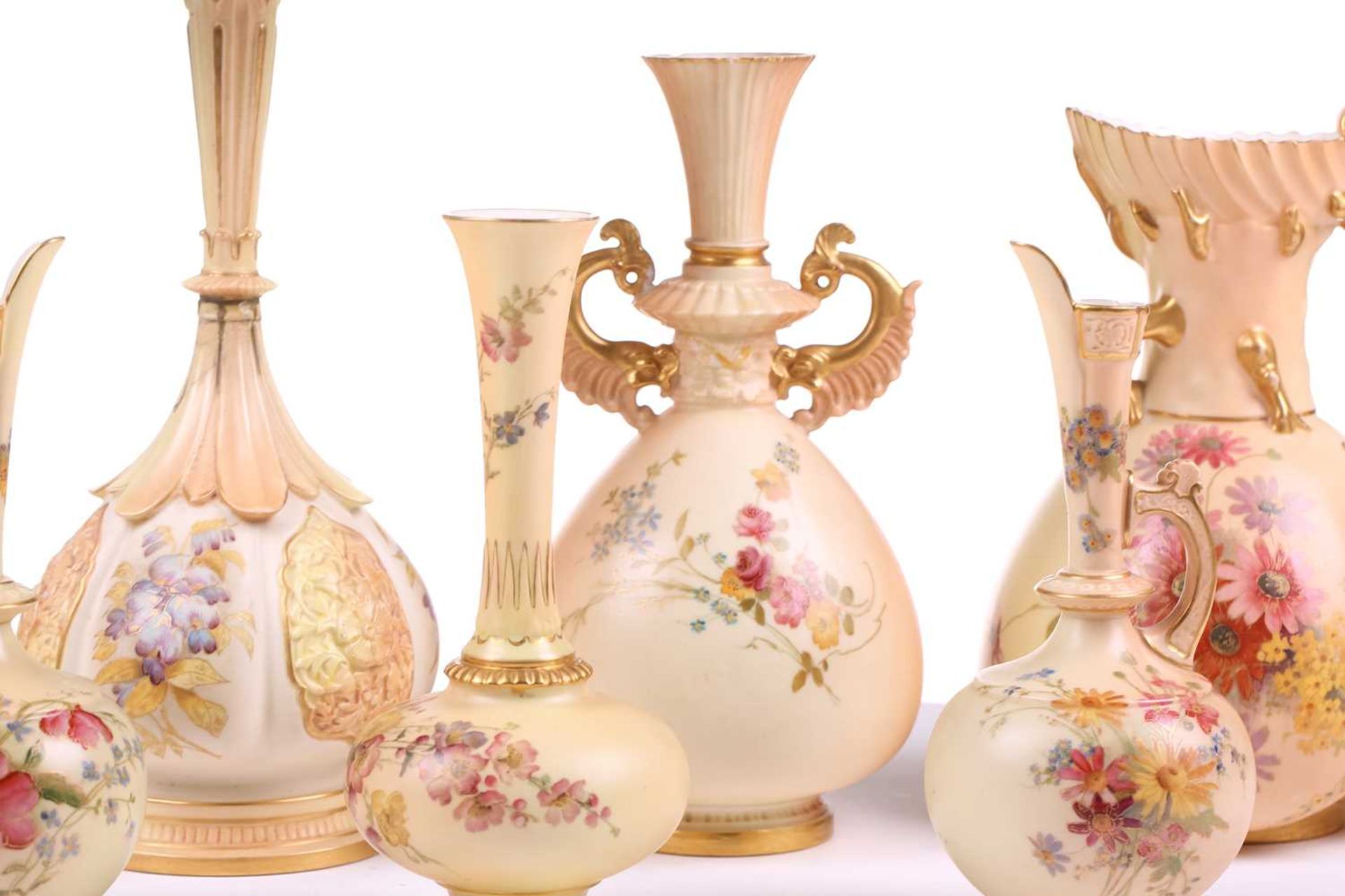 A collection of early 20th century Royal Worcester blush ivory ceramics, each with floral - Bild 18 aus 31