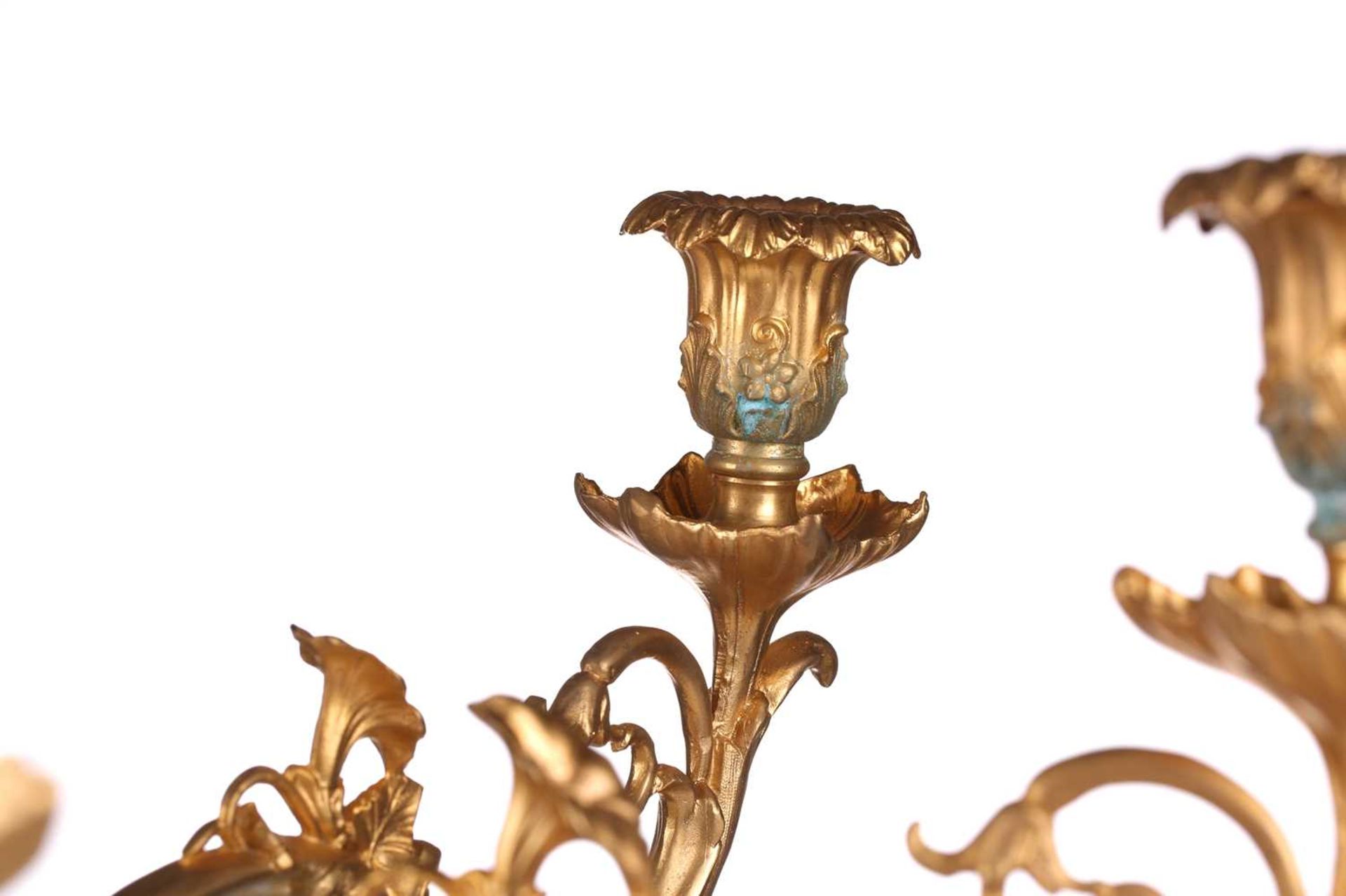 A pair of large, impressive gilt metal table candelabrum with seven removable convolvulus vine - Bild 7 aus 14