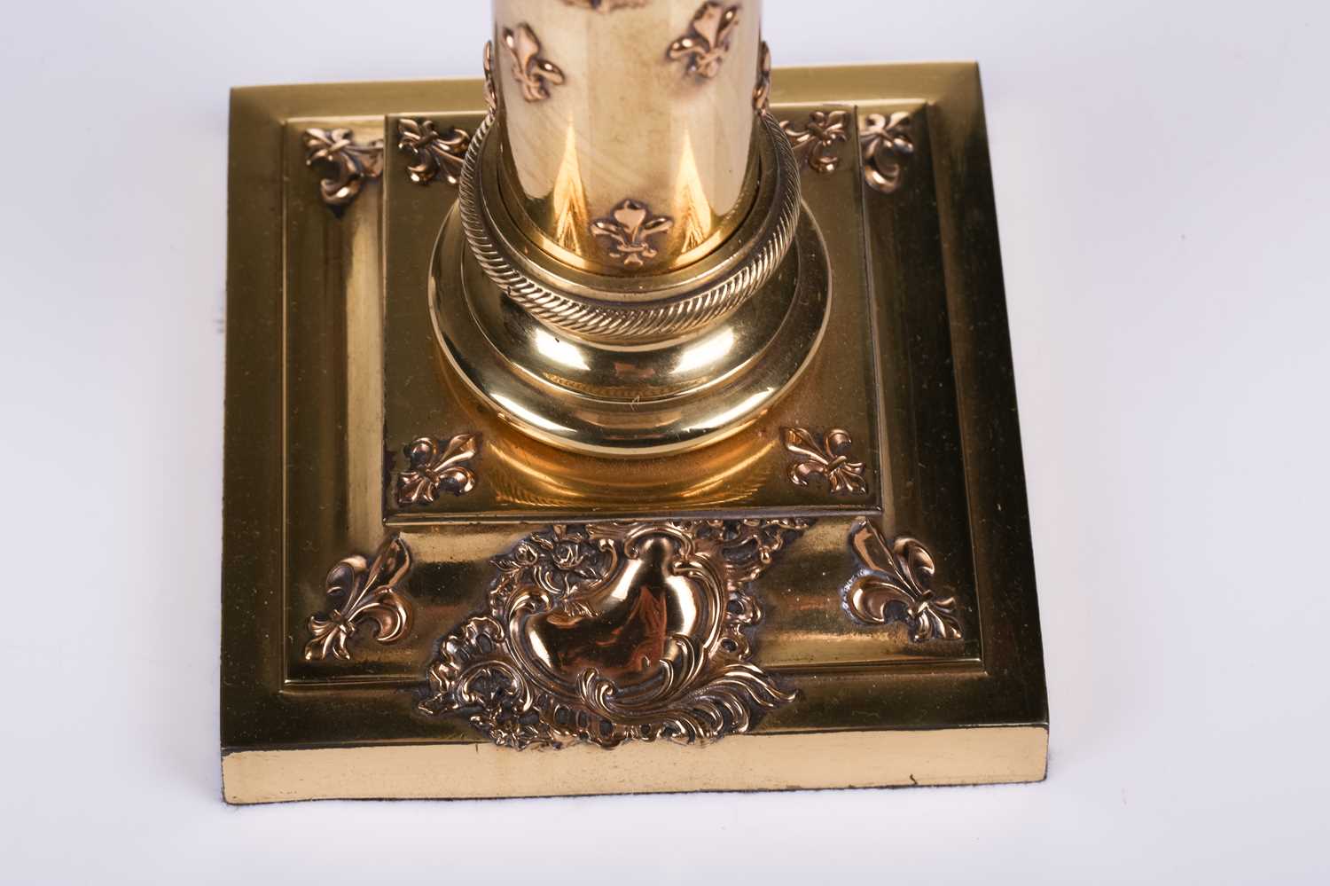 A Victorian brass oil lamp with vaseline and cranberry glass reservoir and diffuser (now fitted - Image 5 of 15
