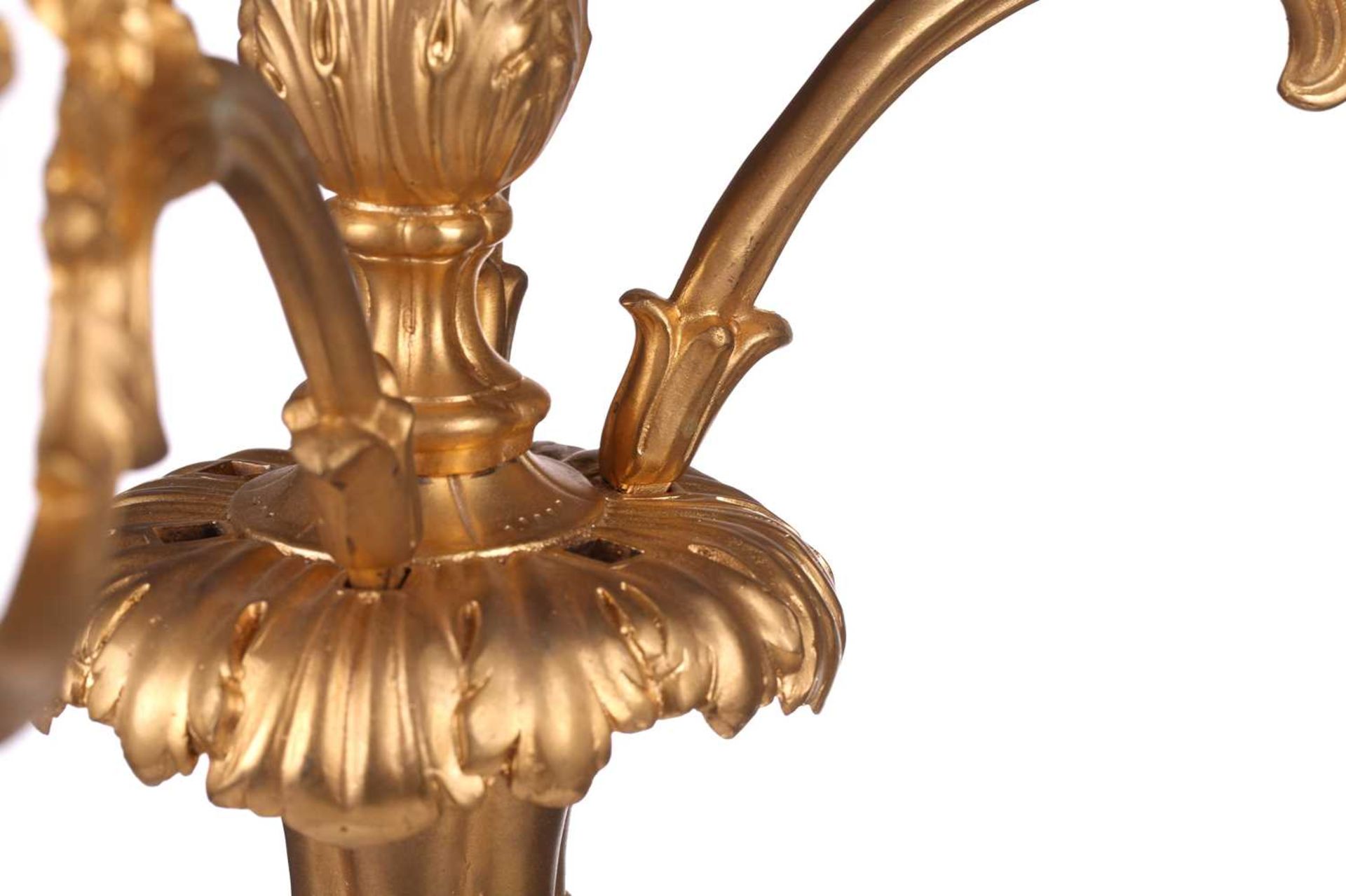 A pair of large, impressive gilt metal table candelabrum with seven removable convolvulus vine - Bild 9 aus 14