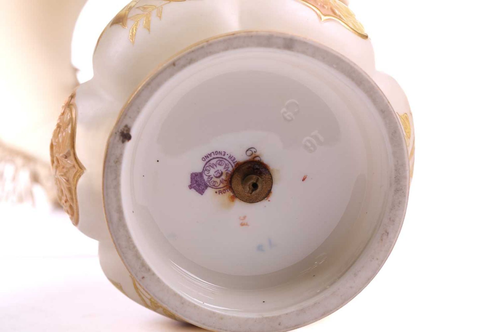 A collection of early 20th century Royal Worcester blush ivory ceramics, each with floral - Bild 12 aus 31