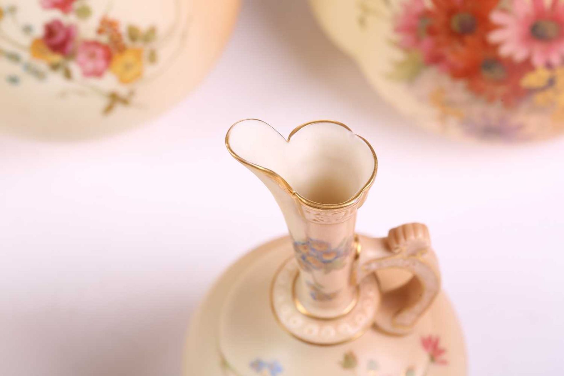 A collection of early 20th century Royal Worcester blush ivory ceramics, each with floral - Image 14 of 31