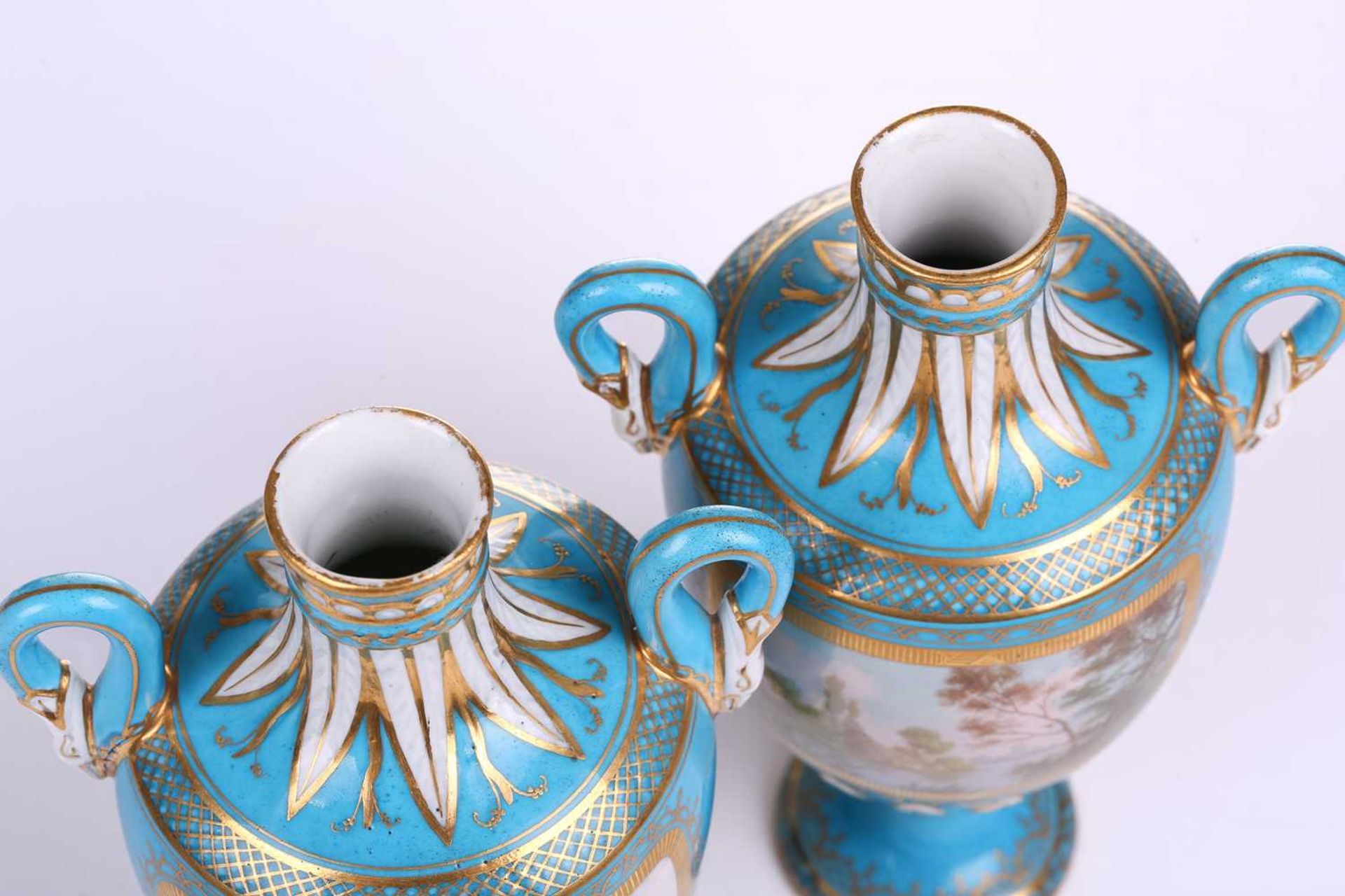 A pair of small Sevres Bleu Celeste two-handled vases and covers,19th century, each painted with - Bild 6 aus 9