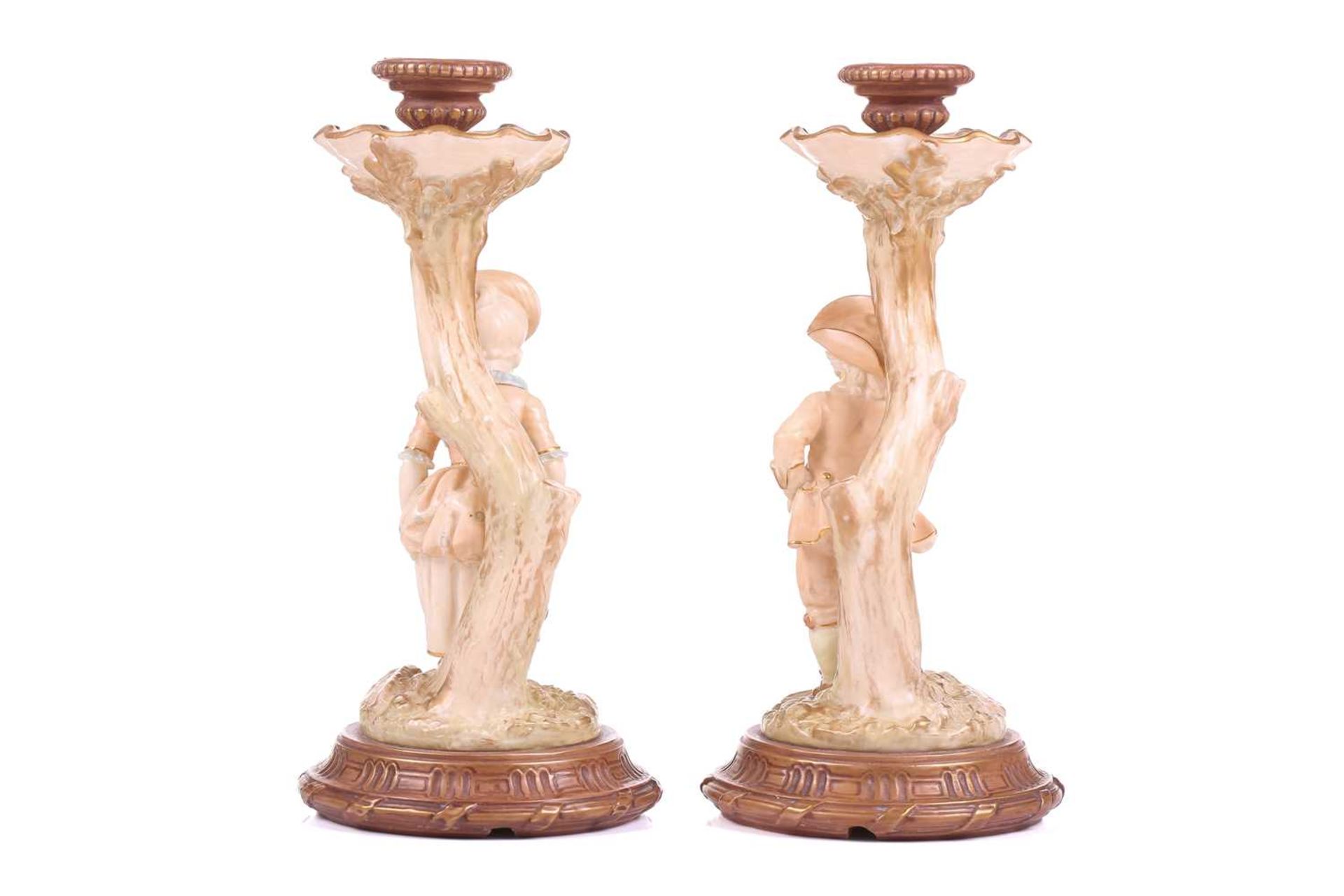 A pair of Royal Worcester figural candlesticks, modelled by James Hadley, as a boy and girl in - Bild 3 aus 8